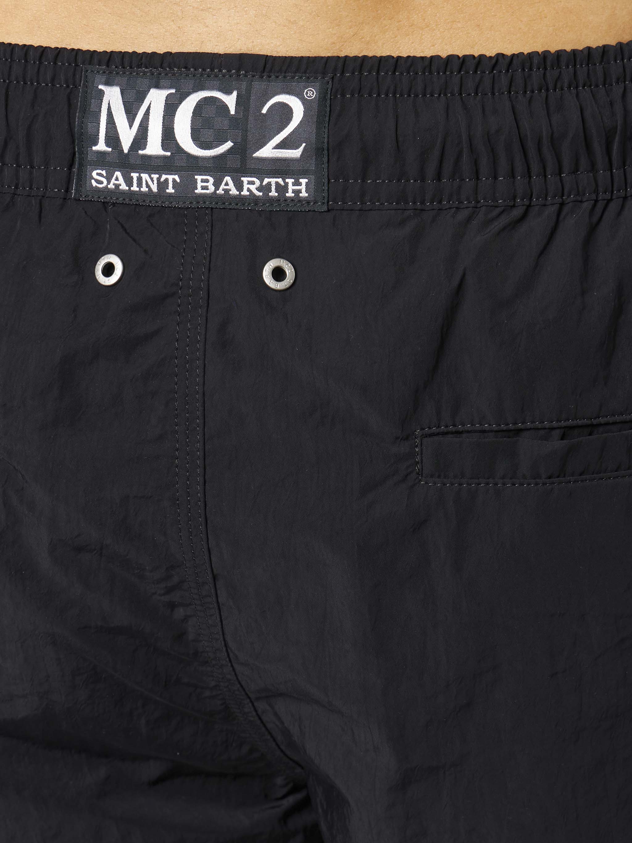 Herenzwempak met logo aan de zijkant en contrasterende details