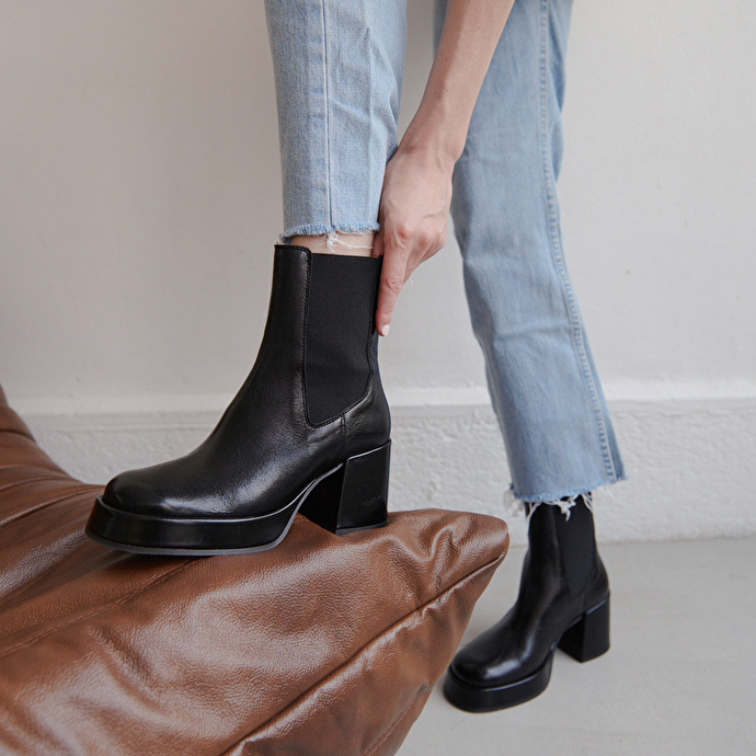 Bottines à plateformes et bouts carrés  en cuir vielli noir