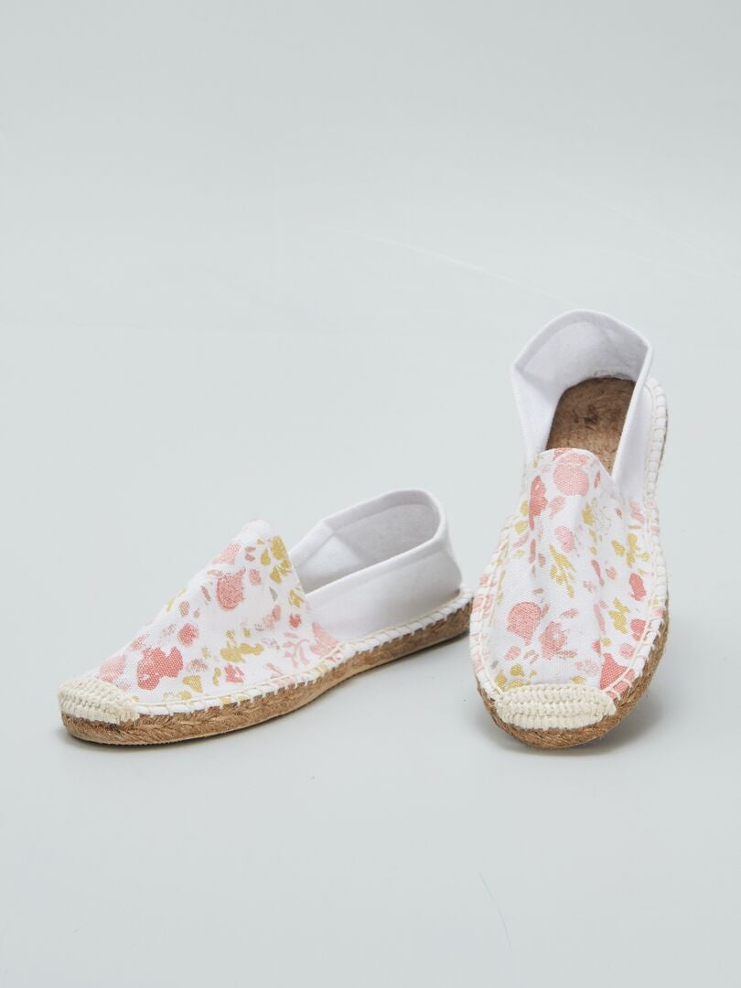 Alpargatas blancas con estampado floral y cuerda