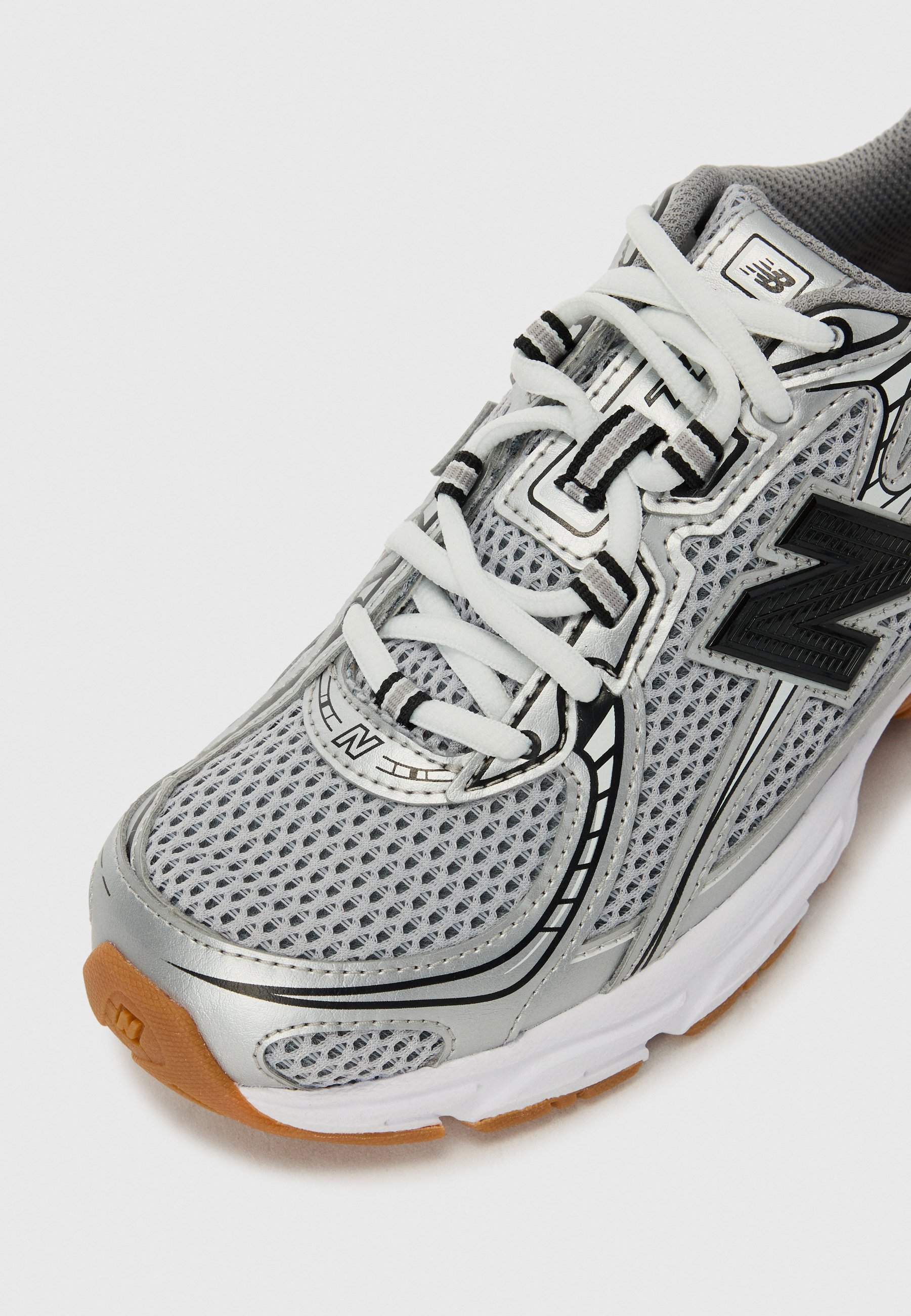 New Balance 740 - Sneakers - zilverkleurig