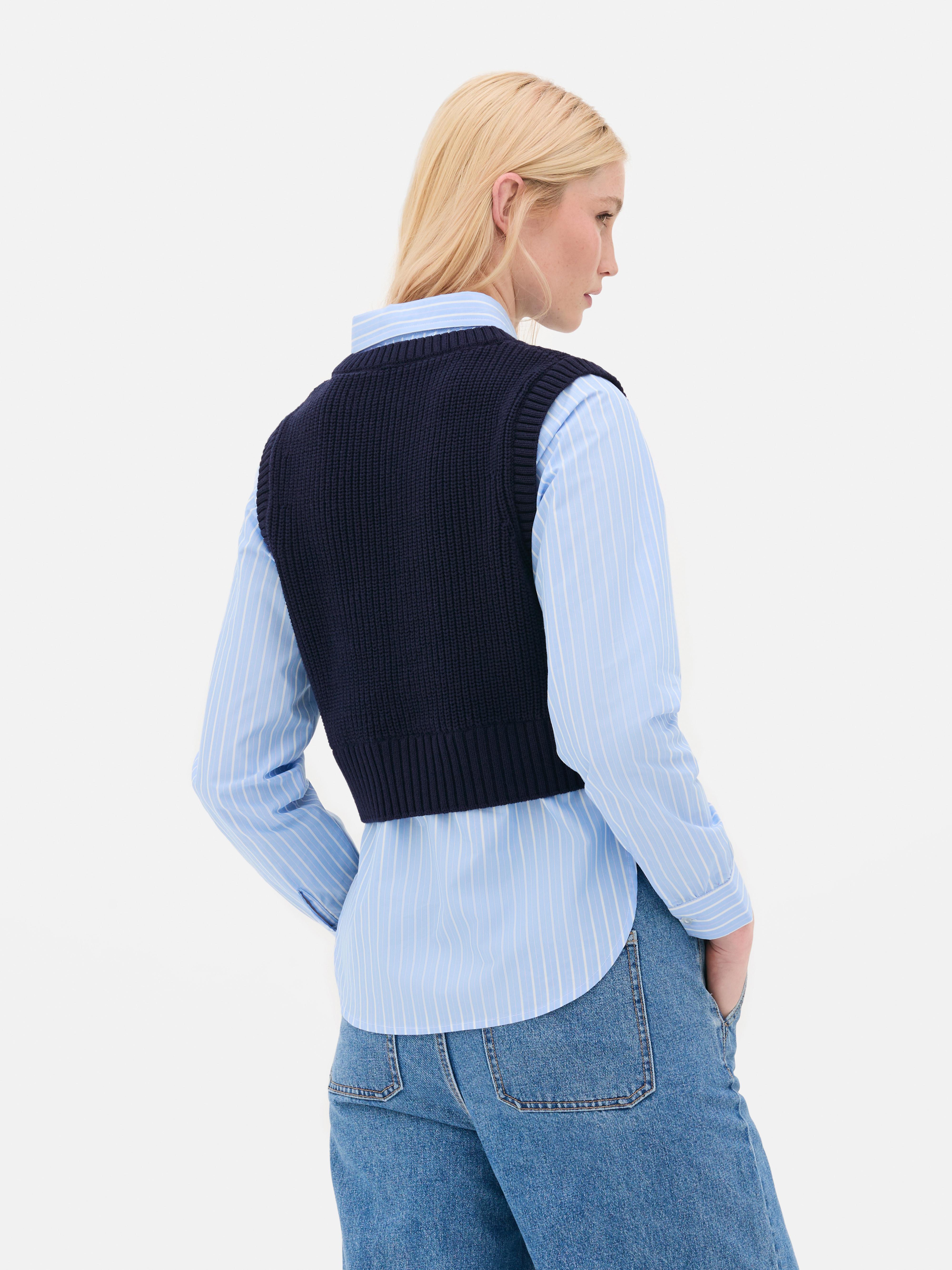 2-in-1-Hemd und -Top. Ein gestreiftes Hemd und ein geripptes Tanktop in einer stylischen Kombination.