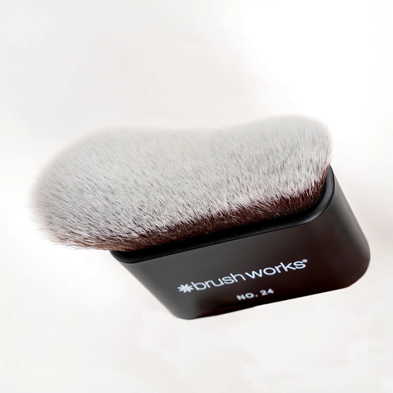 Brushworks Blending Face & Body Brush кабуки четкица за лице и тело