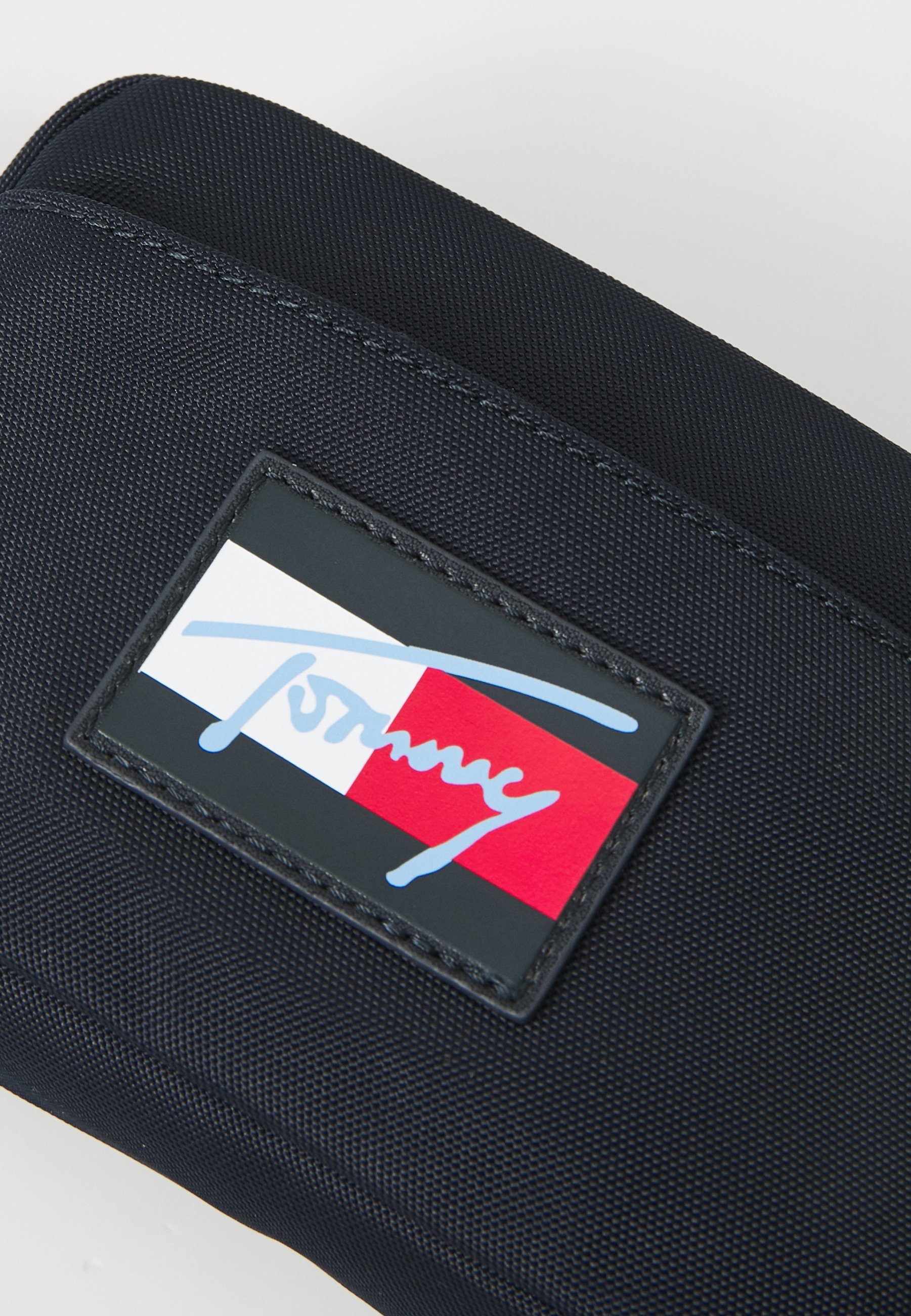 Tommy Hilfiger SCRIPT FLAG CROSSOVER BAG UNISEX - Torebka typu cross body - kosmiczny błękit
