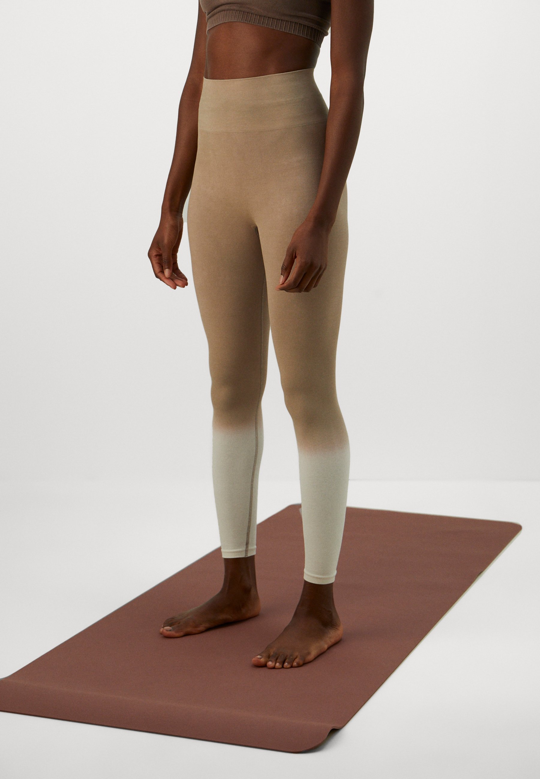 Yogasearcher KAVALI SEAMLESS - Leggings - Kakao