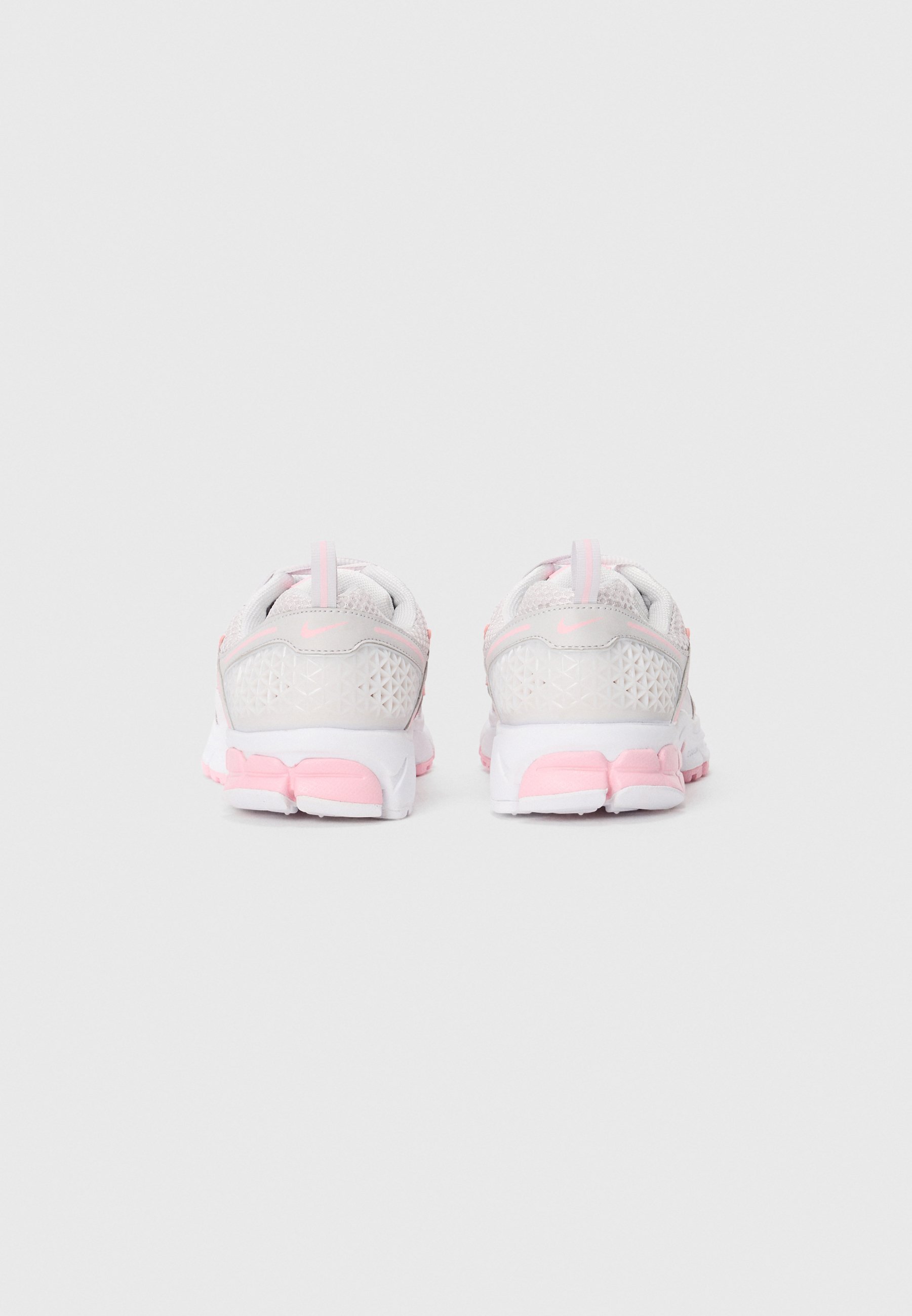 Nike Sportswear VOMERO 5 UNISEX - Scarpe da ginnastica - grigio scuro/rosa tenue medio/bianco