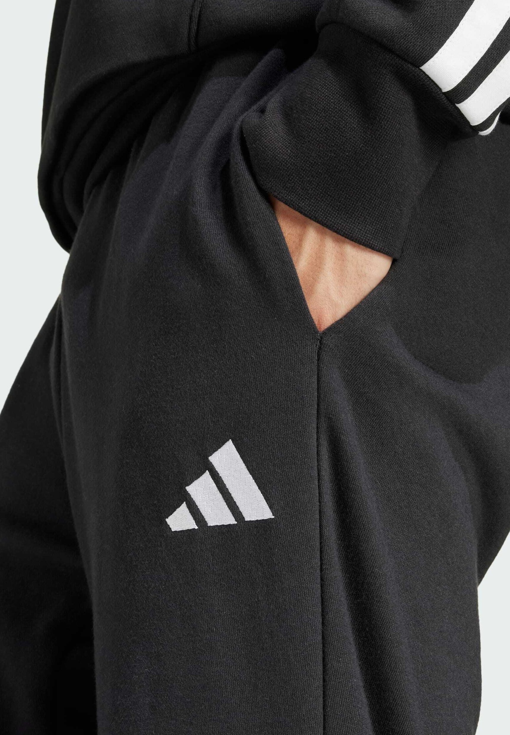 adidas Sportswear ESSENTIALS FEEL COZY - Pantaloni della tuta - nero bianco