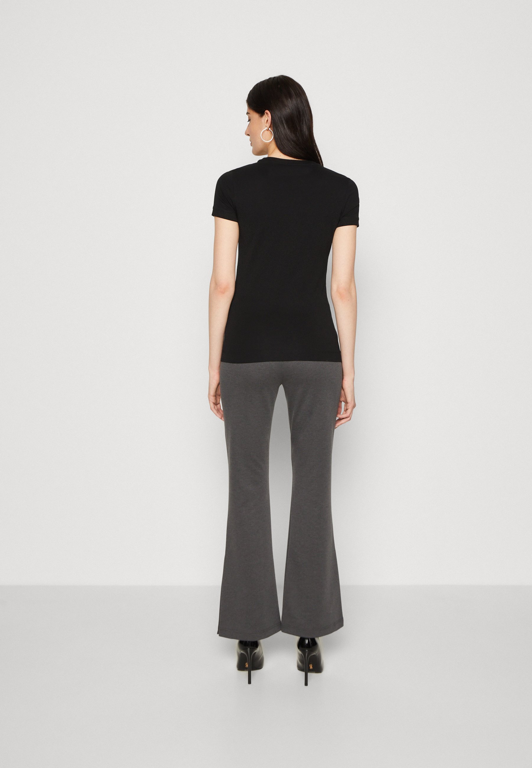 Guess MINI TRIANGLE TEE - Basic T-shirt - gitzwart