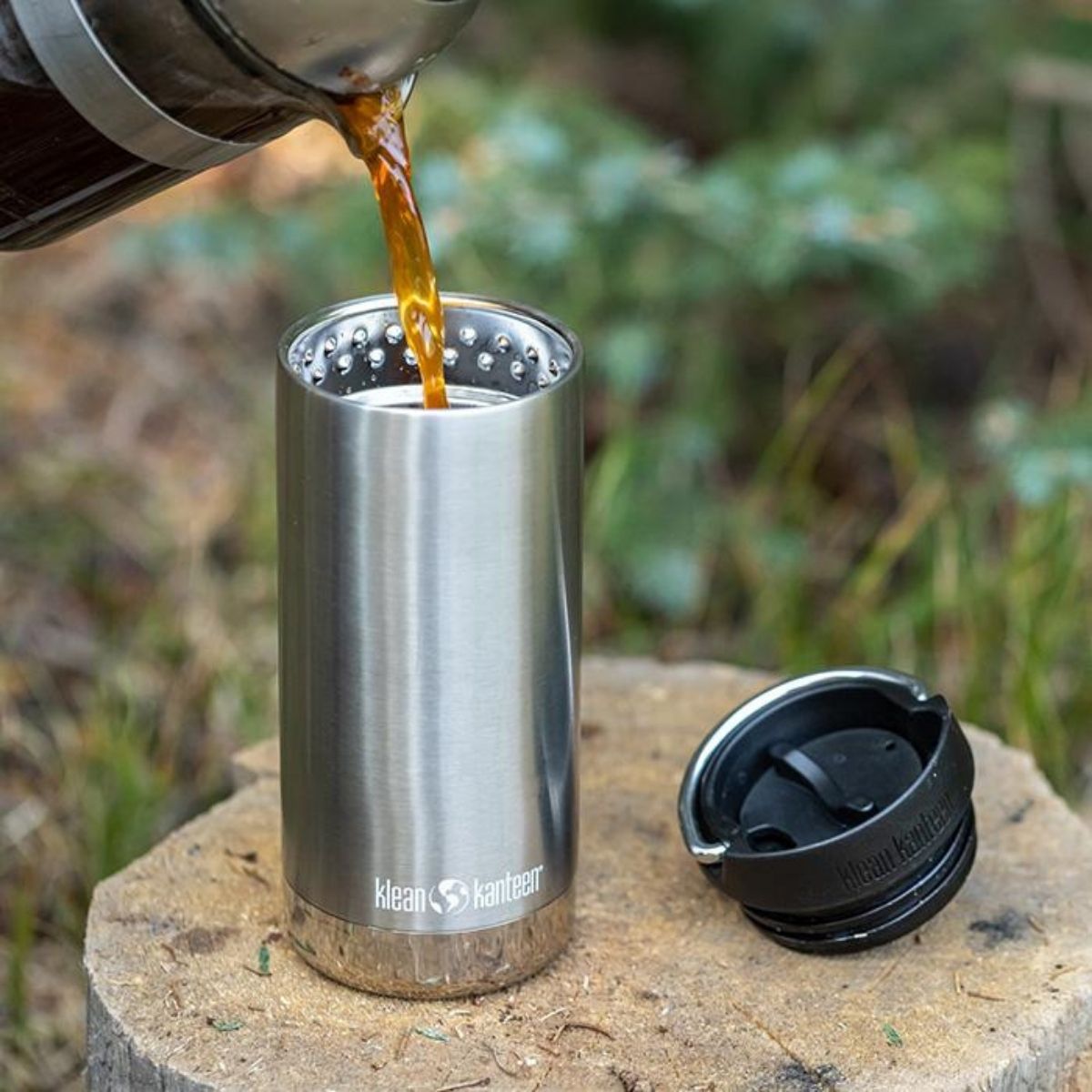 Garrafa térmica Klean Kanteen de 355ml com tampa para café.