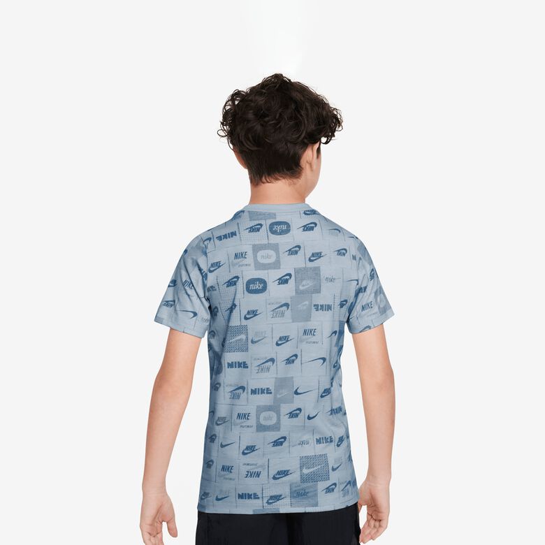 Camiseta Sportswear Club con estampado integral de alta marca. Leer más
