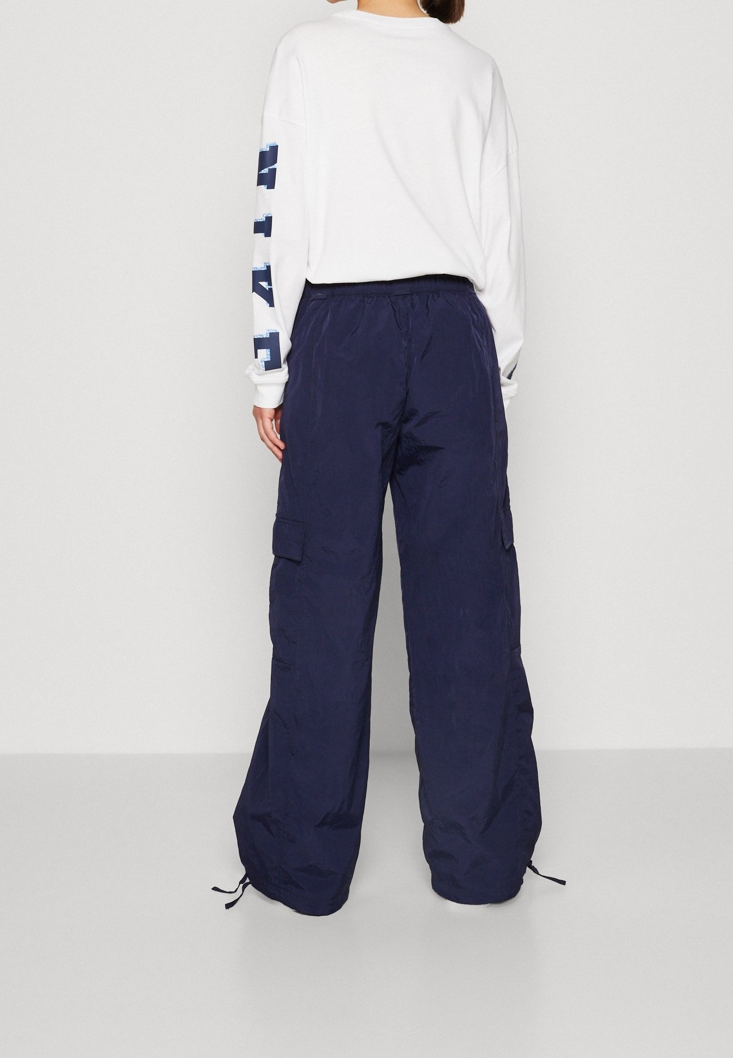 Nike Sportswear Cargo -housut - tummansininen