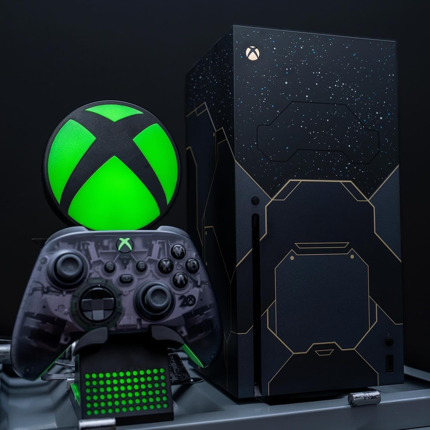 Figura con el logo de Xbox Ikon - EXQUISITE GAMING - Cable Guys - Soporte para auriculares, smartphone o accesorios pequeños - 25 cm