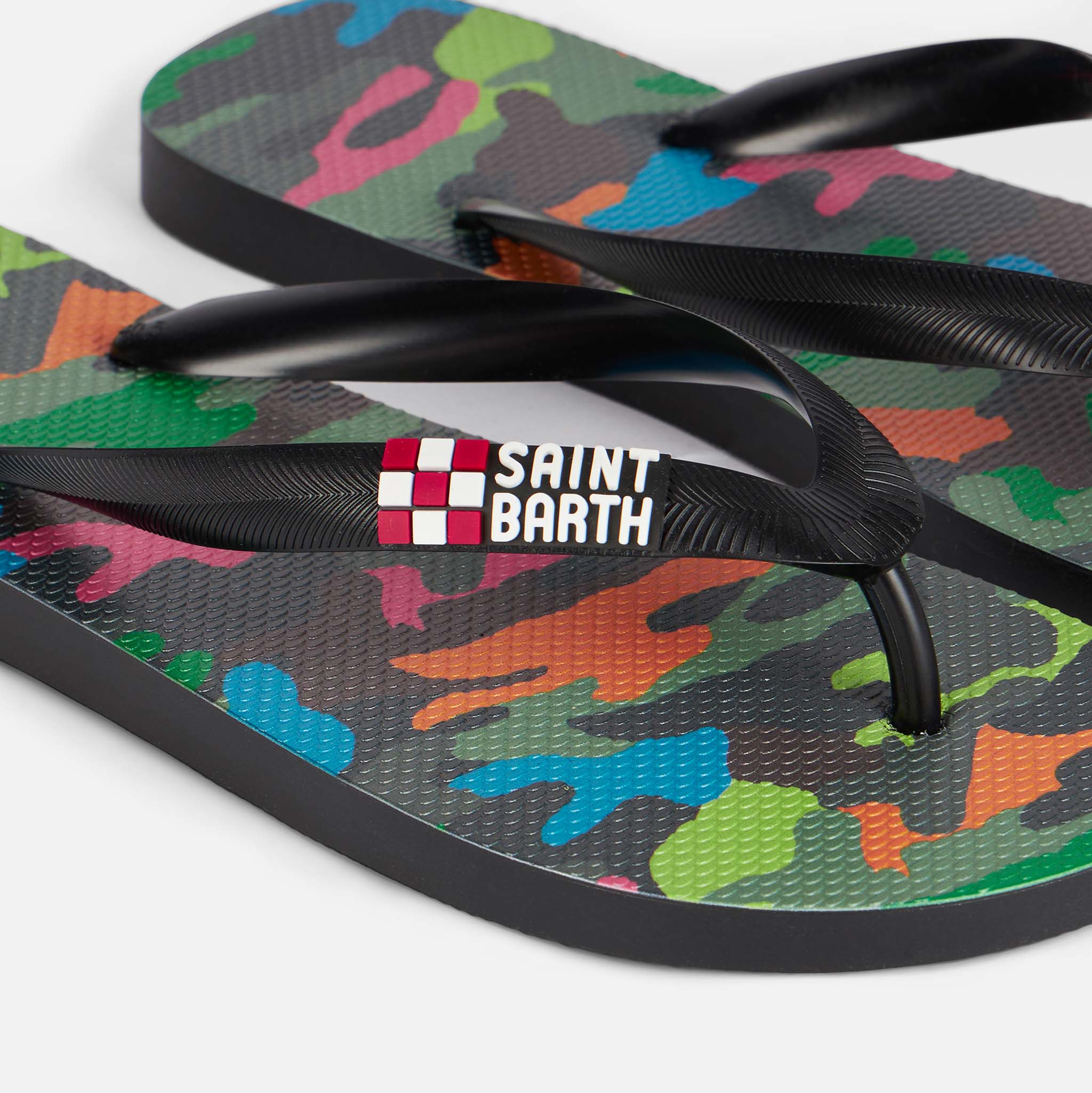 Flipflops met een veelkleurige fluorescerende camouflageprint