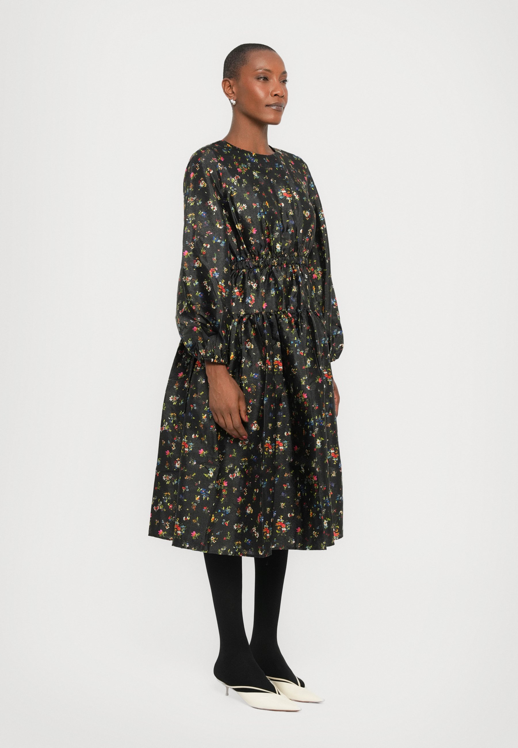 Abito midi con cintura in vita e tessuto testurizzato di Stine Goya - Abito da giorno - nero