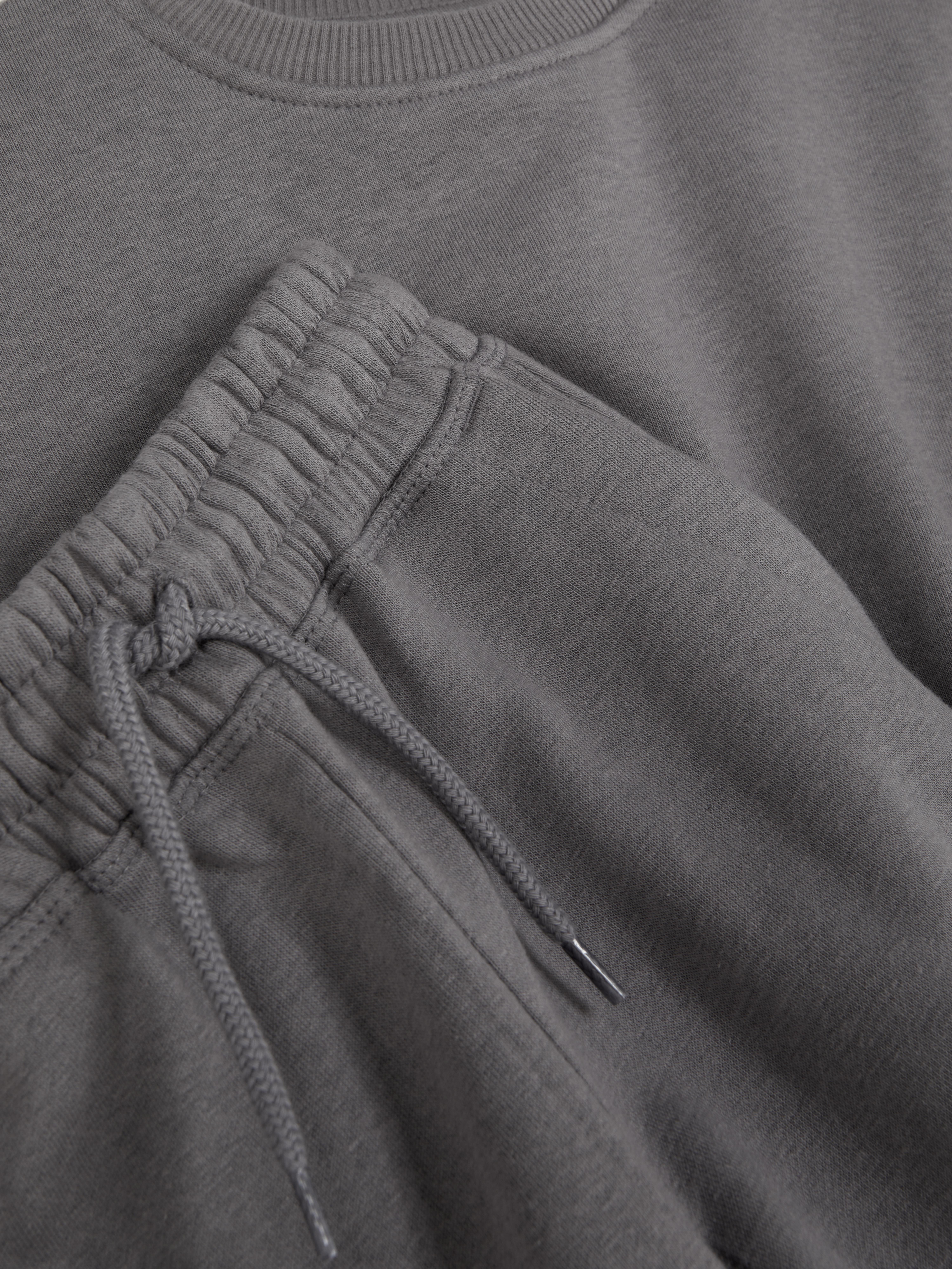Set mit Sweatshirt und Jogginghose Ein Set bestehend aus einem Sweatshirt und einer Jogginghose für Ihr Kind