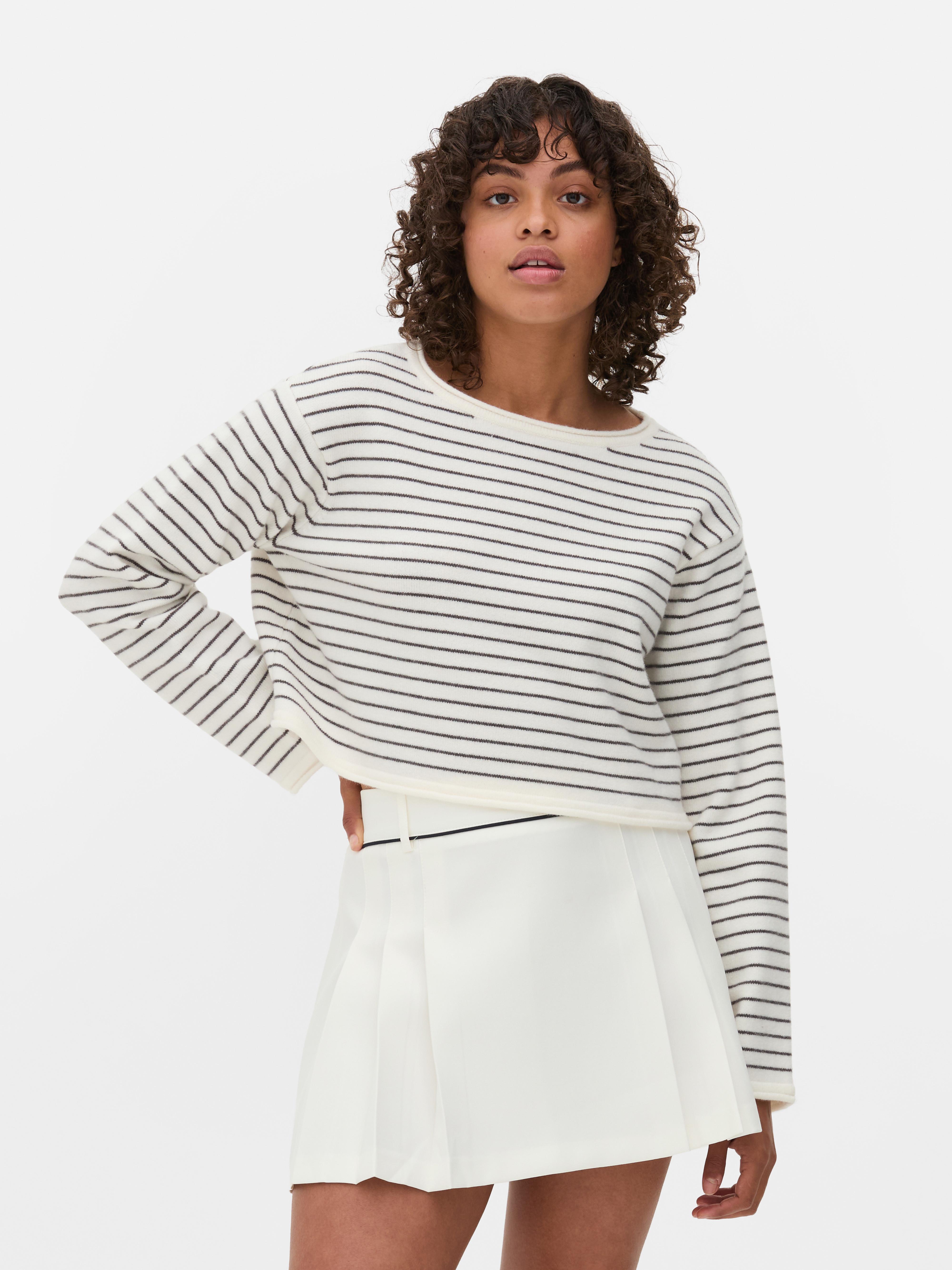 Pulover scurt cu decolteu tip barcă Un pulover scurt cu un design elegant de decolteu tip barcă și mâneci lungi