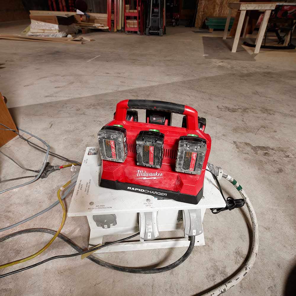 Carregador rápido de 6 estações MILWAUKEE PACKOUT™ M18PC6