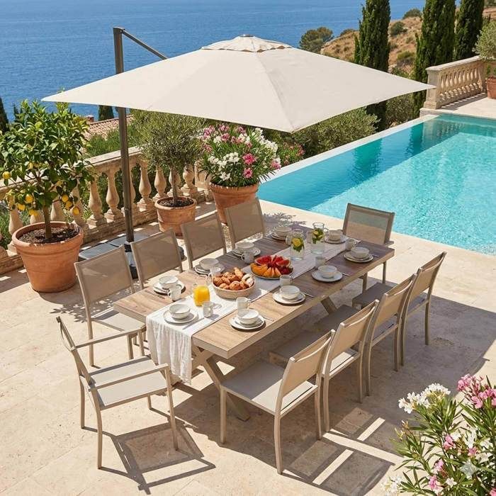 Tavolo da giardino Oviala in ceramica da 201 cm con finitura effetto legno e 10 sedie color crema.