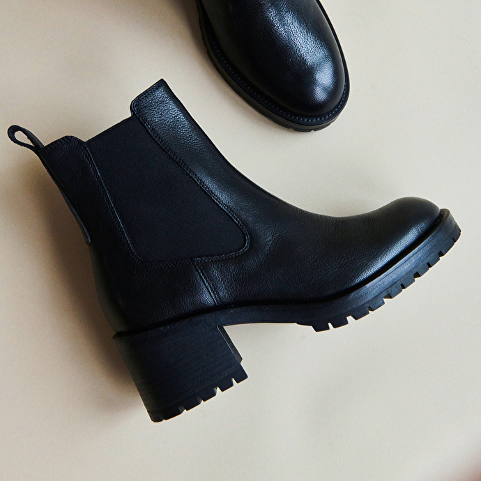 Bottines à semelles crantées  en cuir grainé noir