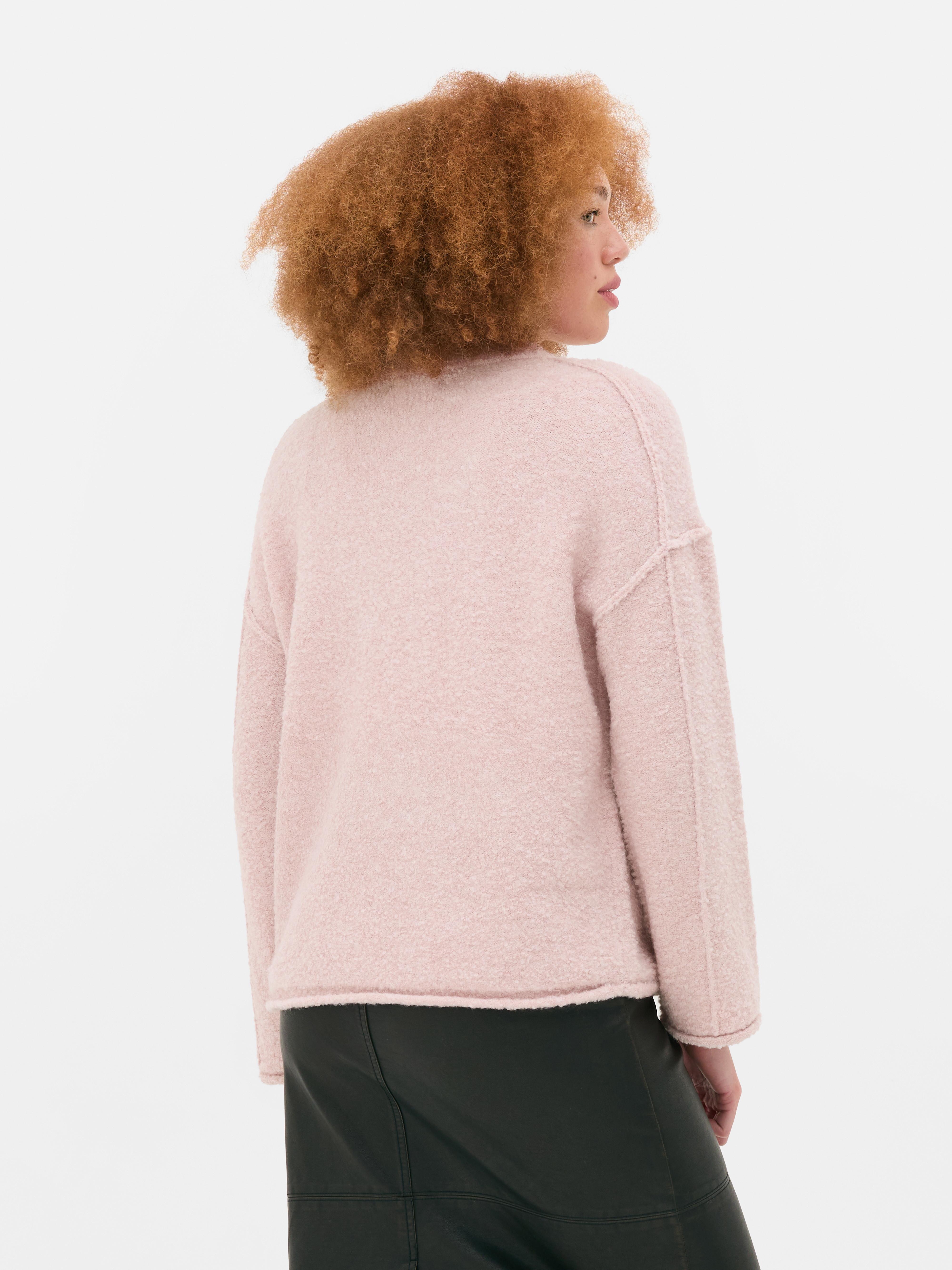 Bouclé-Pullover mit Rundhalsausschnitt Ein wunderbar warmer Bouclé-Pullover mit Rundhalsausschnitt und sichtbaren Nähten