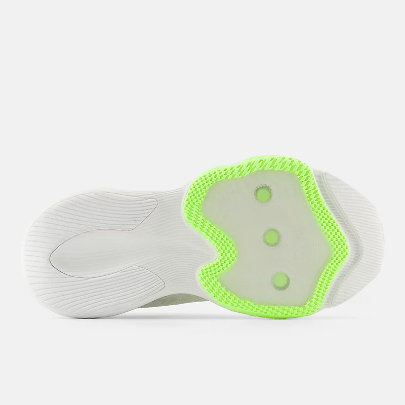 Tênis FuelCell Shift TR v2 Feminino – Branco com detalhes em verde-mar e verde-limão.