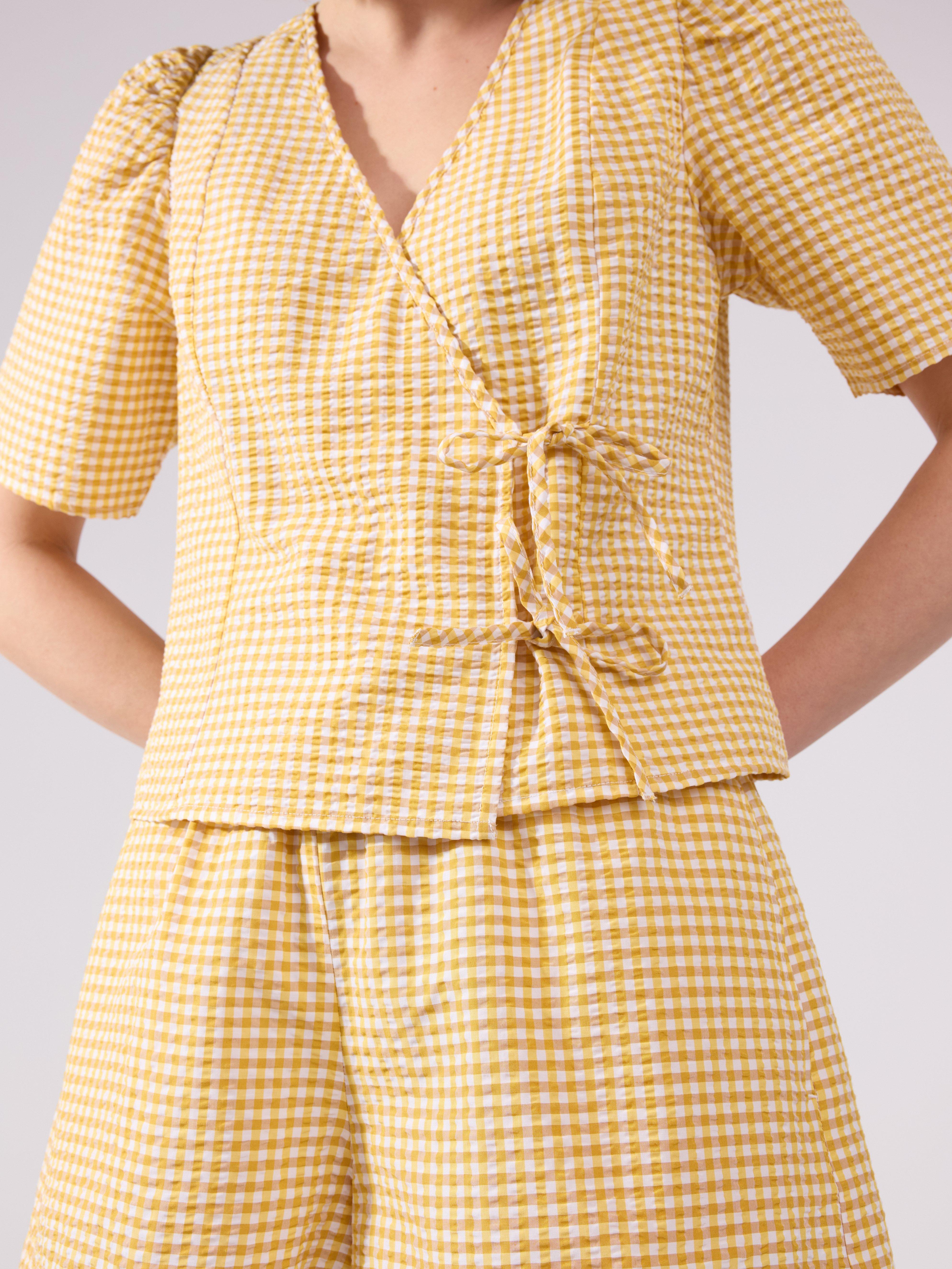 Blusa con estampado de pelícanos amarillos