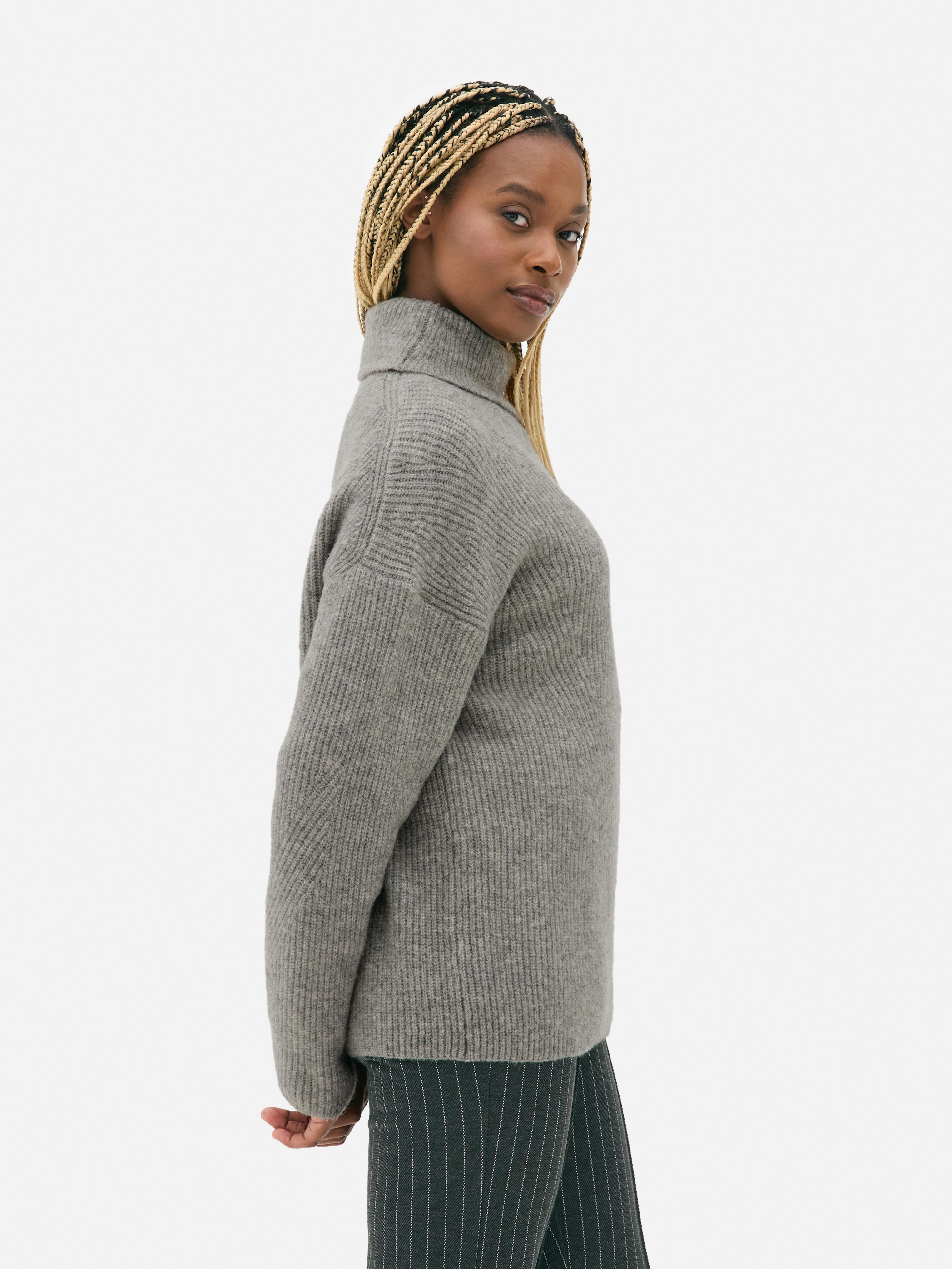 Αυτό το oversized ζιβάγκο με ριμπ ύφανση έχει χαμηλωμένα μανίκια