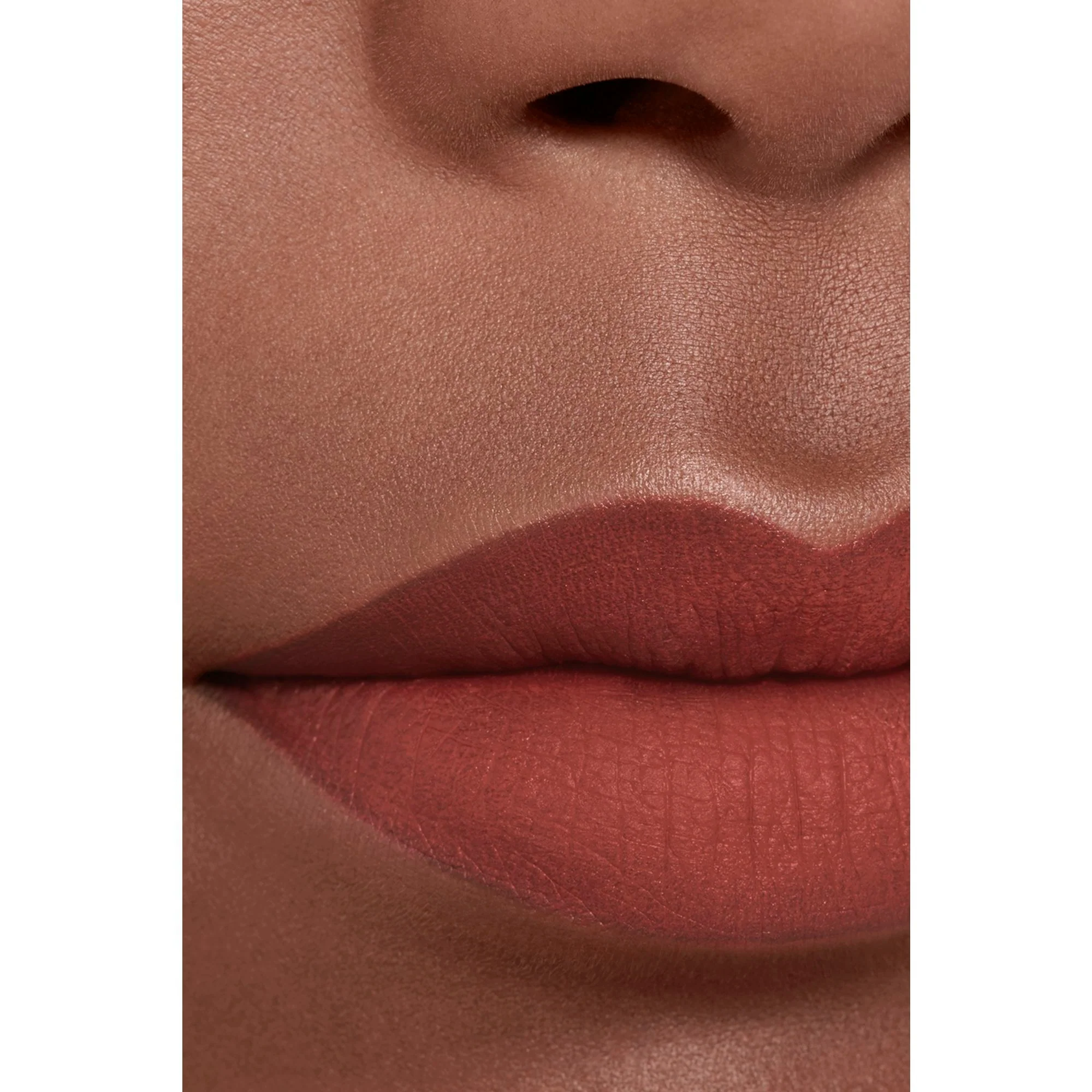 ROUGE ALLURE LIQUID VELVET - IL ROSSETTO FLUIDO OPACO INTENSO ULTRA-TENUTA