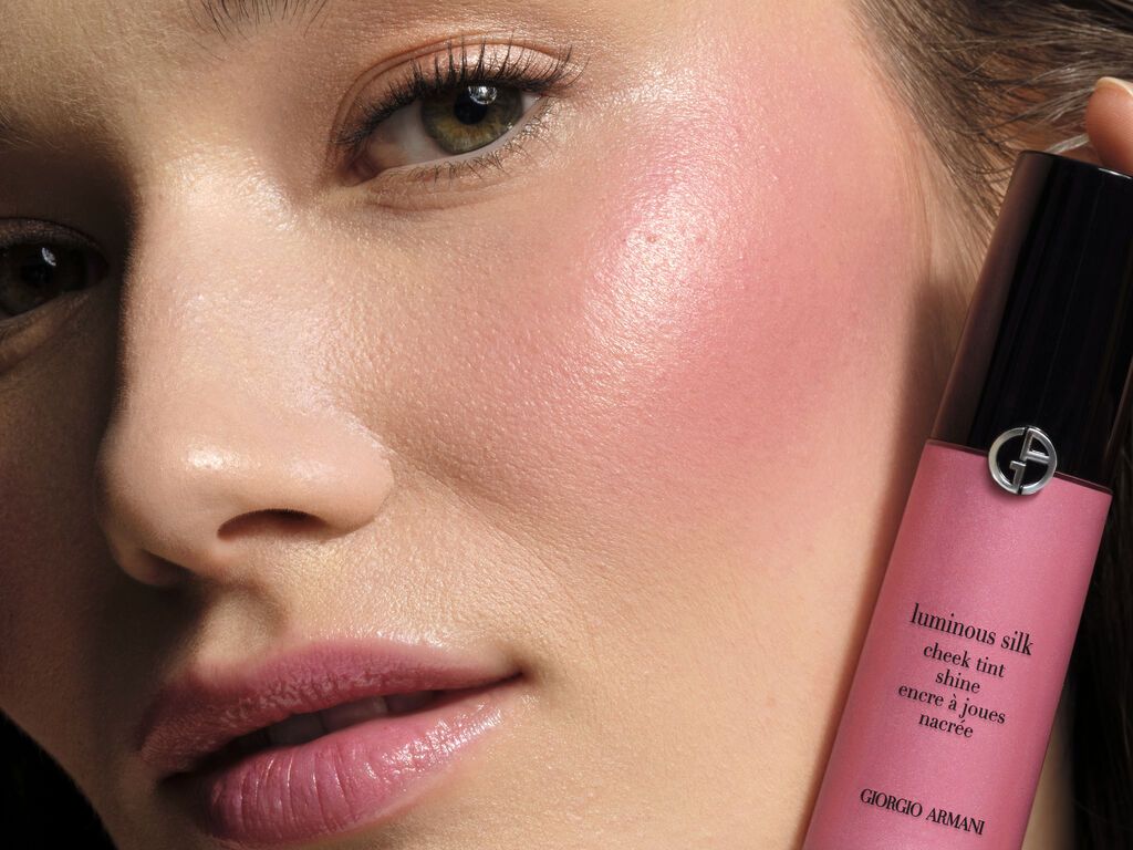 Dlhotrvajúci tekutý odtieň na líca Luminous Silk Luxusné lícenky