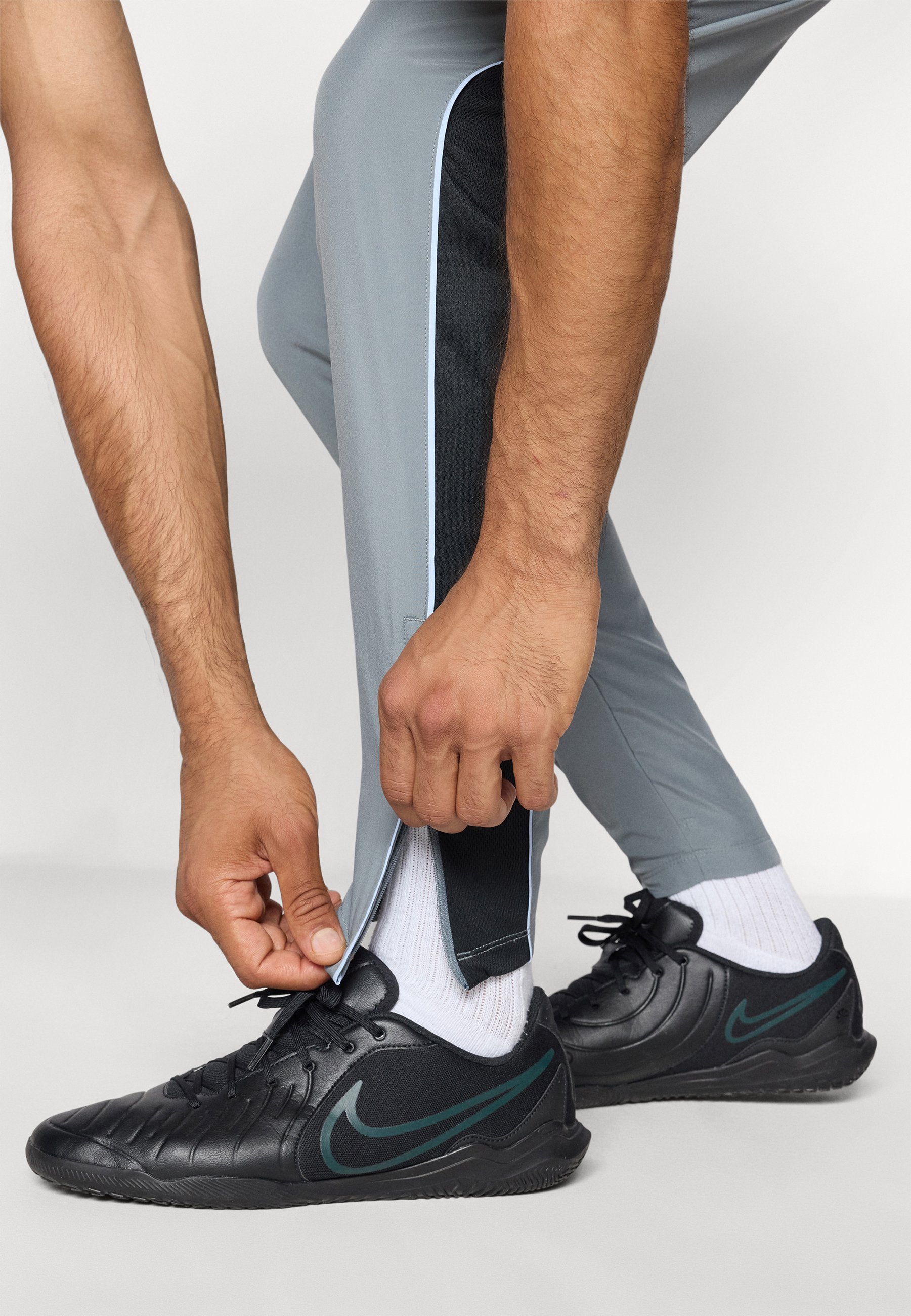 Nike Performance NIKE ACADEMY+ PANT - Trainingsbroek - koelgrijs/koningsblauw/felrood/zwart