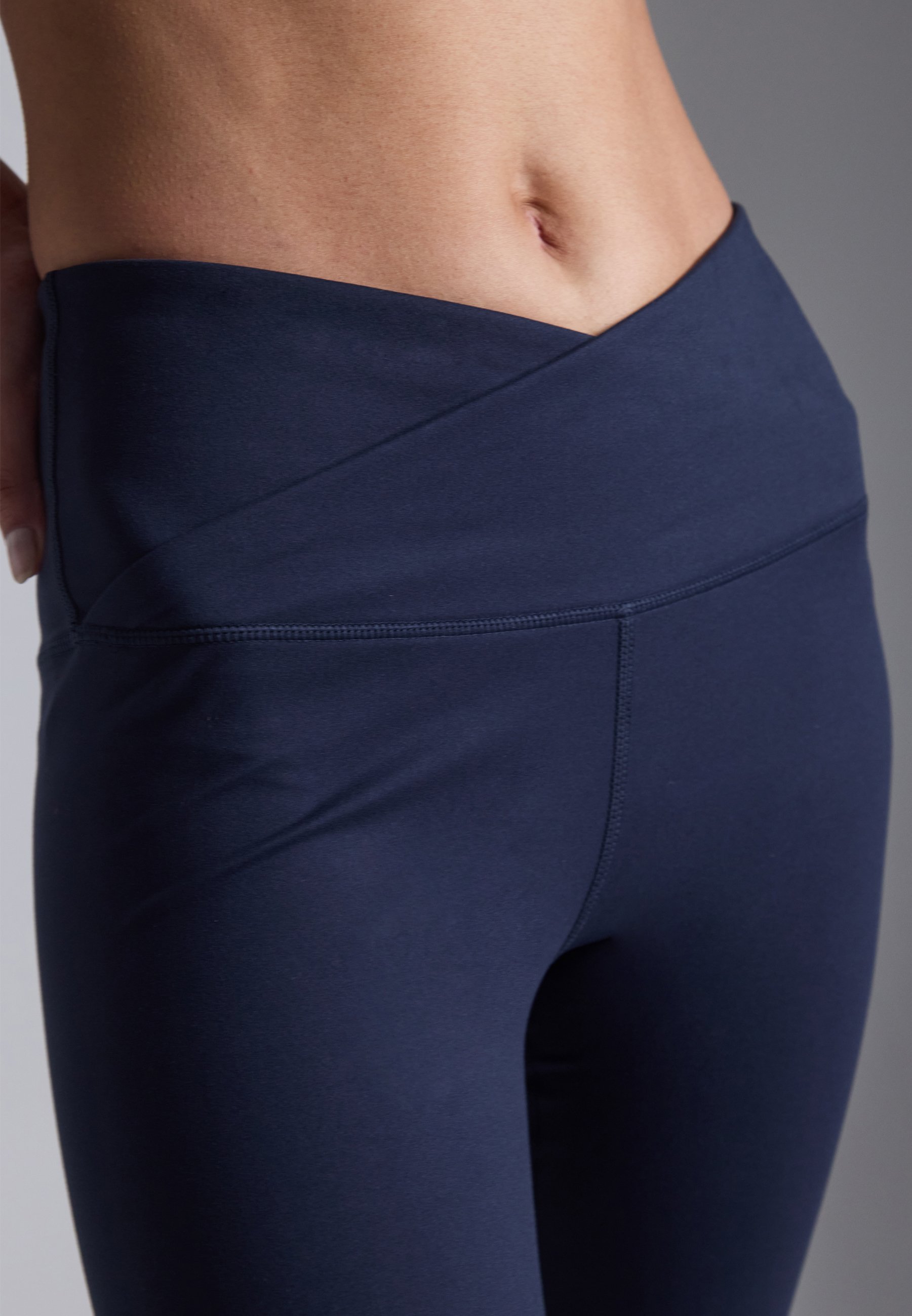 Even&Odd Active Leggings mit ausgestelltem Mittelhochschnitt und überlappendem V-Bund – Dunkelblau