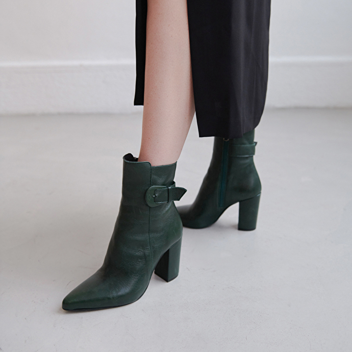 Bottines à bouts pointus et boucles  en cuir vert sapin
