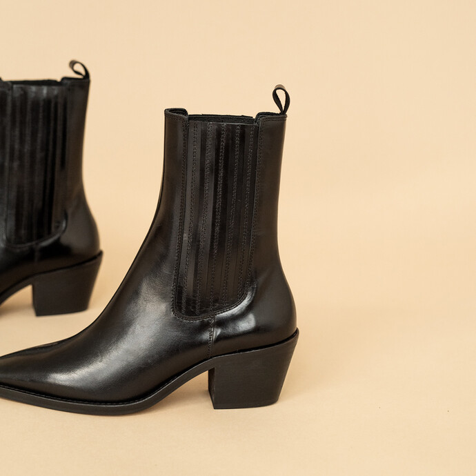 Bottines à talons et bouts pointus  en cuir noir