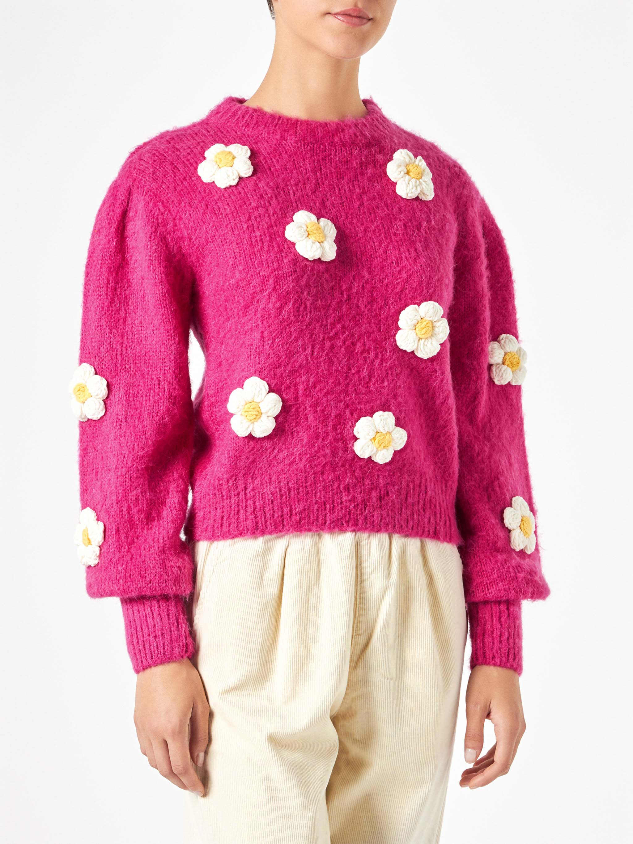 Maglione da donna garzato con applicazioni di fiori all'uncinetto