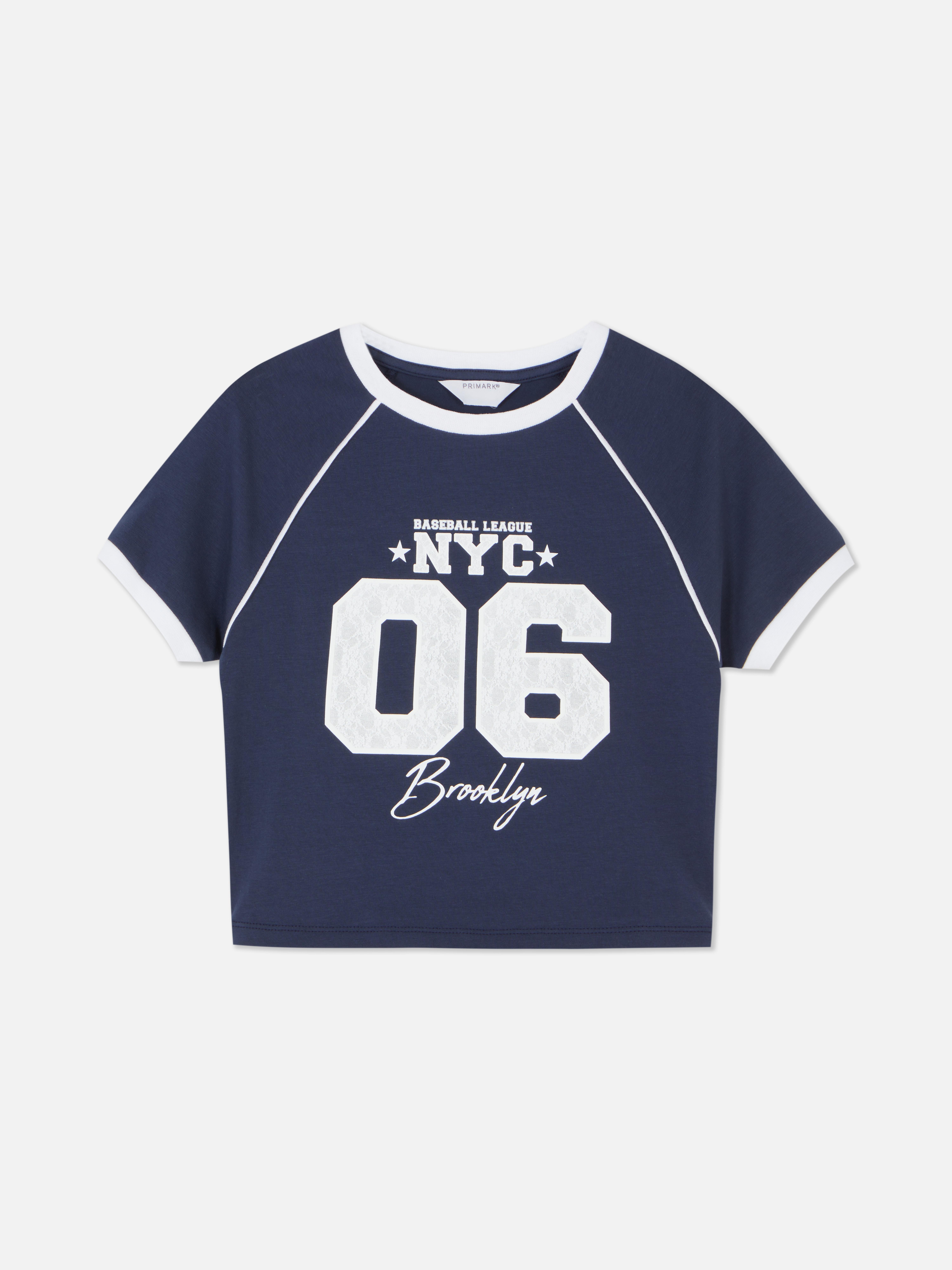 T-Shirt mit kontrastierender Paspelierung und Baseball-Print. Ein kurzärmeliges T-Shirt mit Baseball-Print auf der Vorderseite.