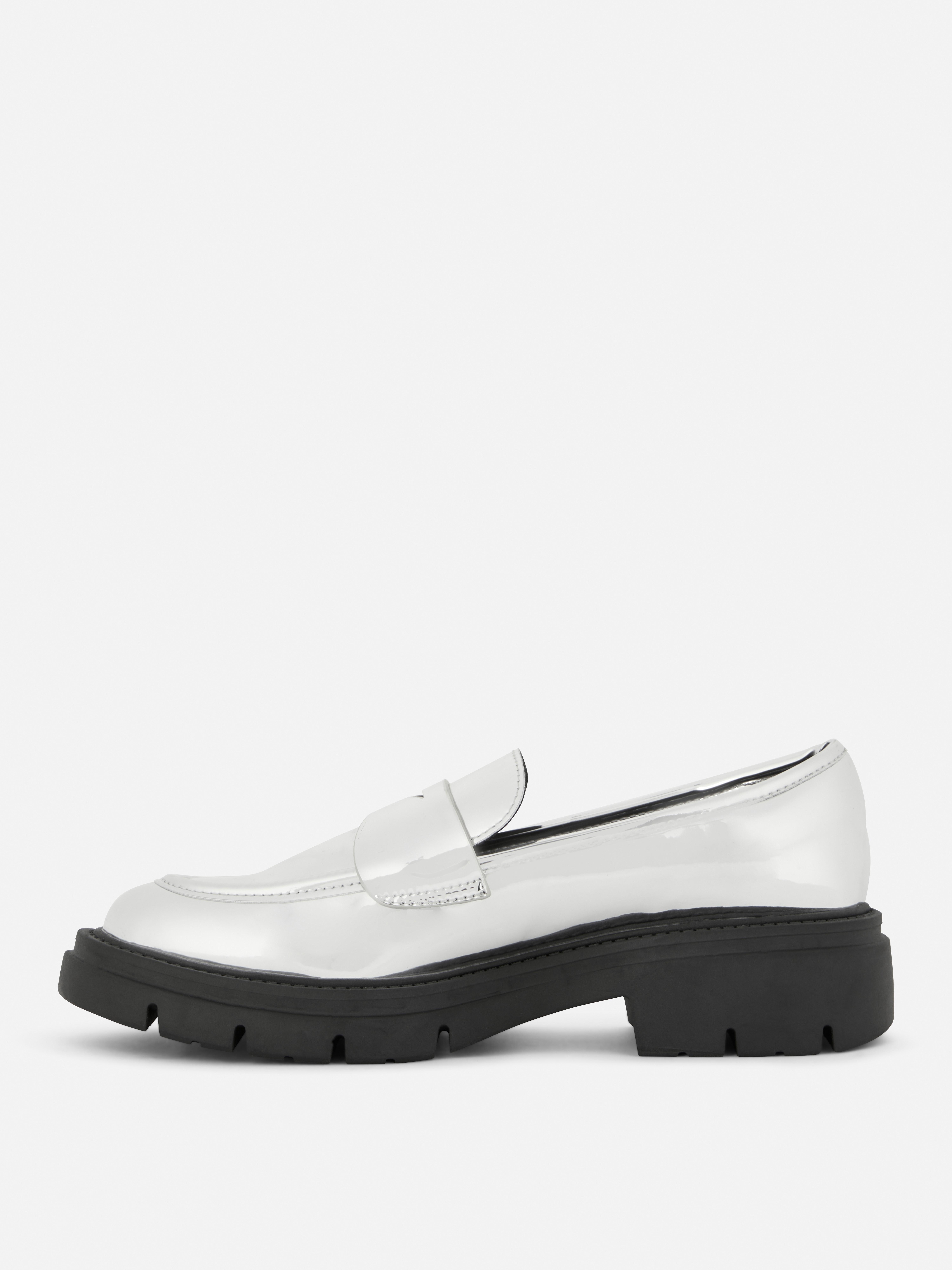 Mocasini din piele ecologică cu talpă groasă. Acești mocasini din piele ecologică ies în evidență prin designul lor elegant și talpa groasă modernă.