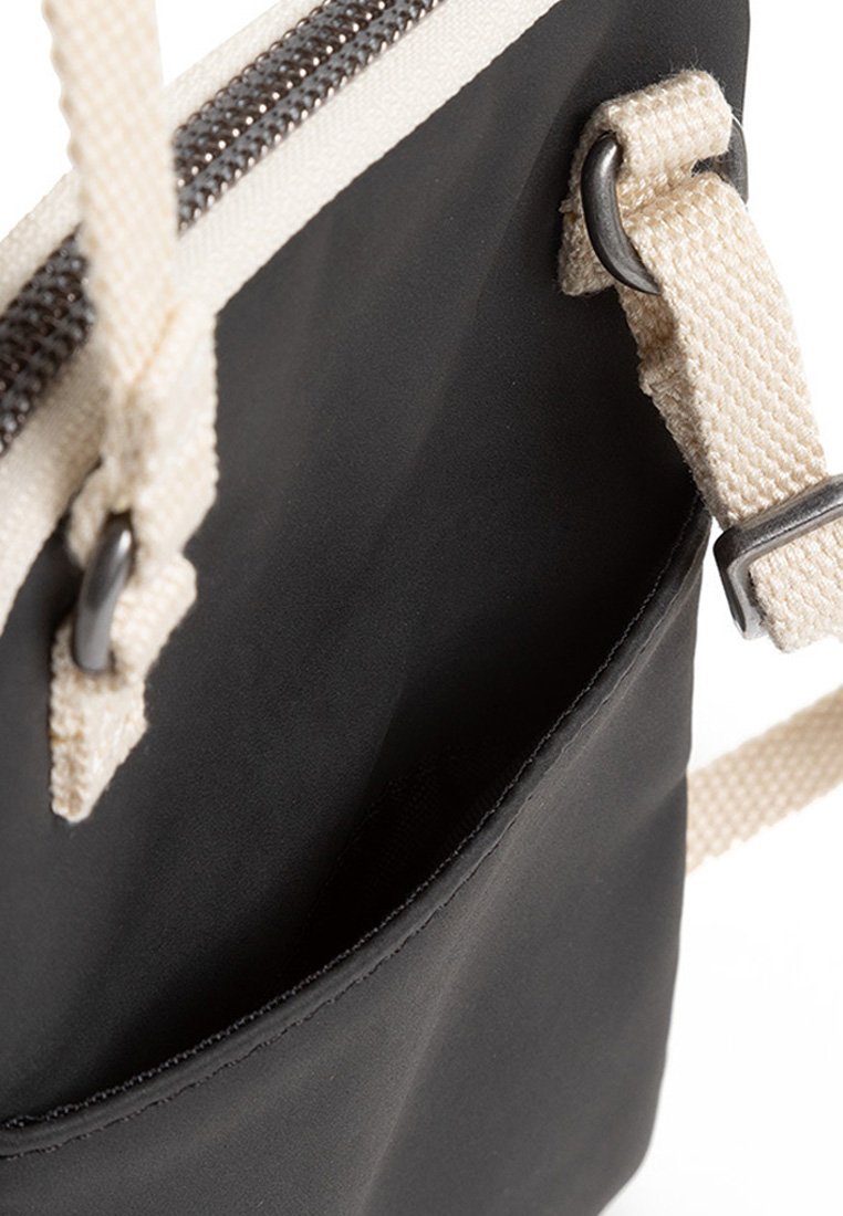 Eastpak UP POUCH - Custodia per telefono - nero granulato