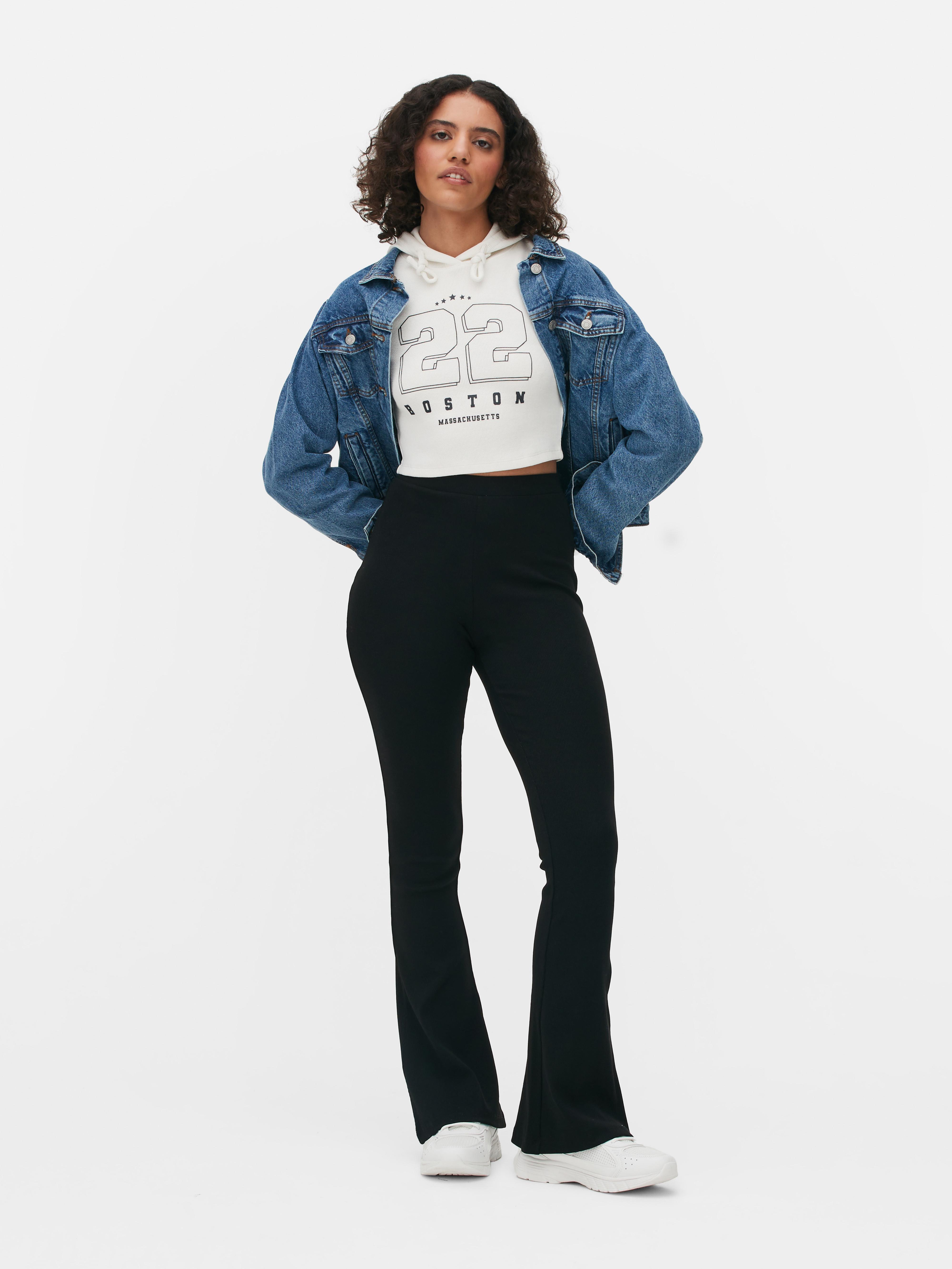 Leggings côtelés assortis à jambes larges. Ces leggings extensibles à taille mi-haute sont un indispensable décontracté à la coupe évasée.