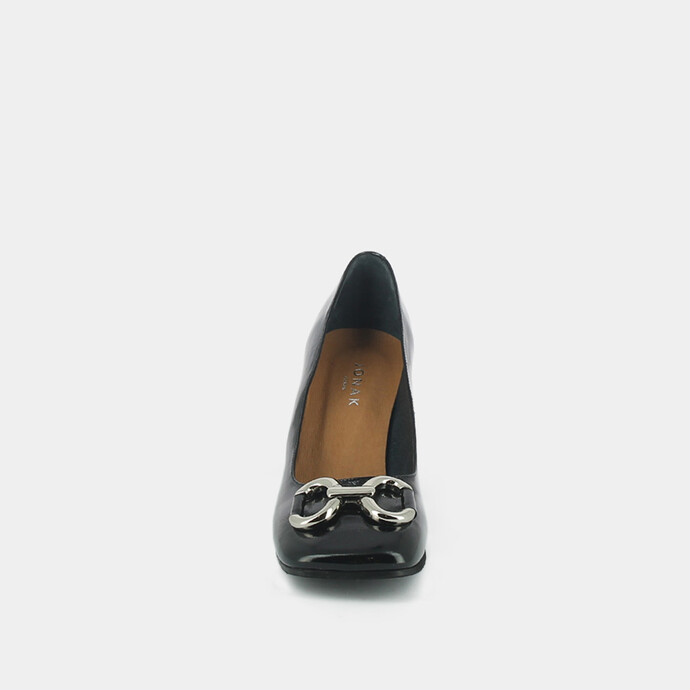 Escarpins à boucles argentées  en cuir vernis noir plissé
