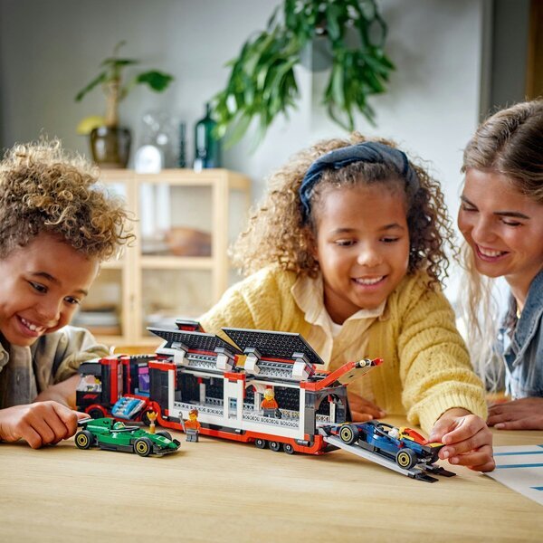 LEGO City 60445 F1 kamion s RB20 i AMR24 F1 automobilima