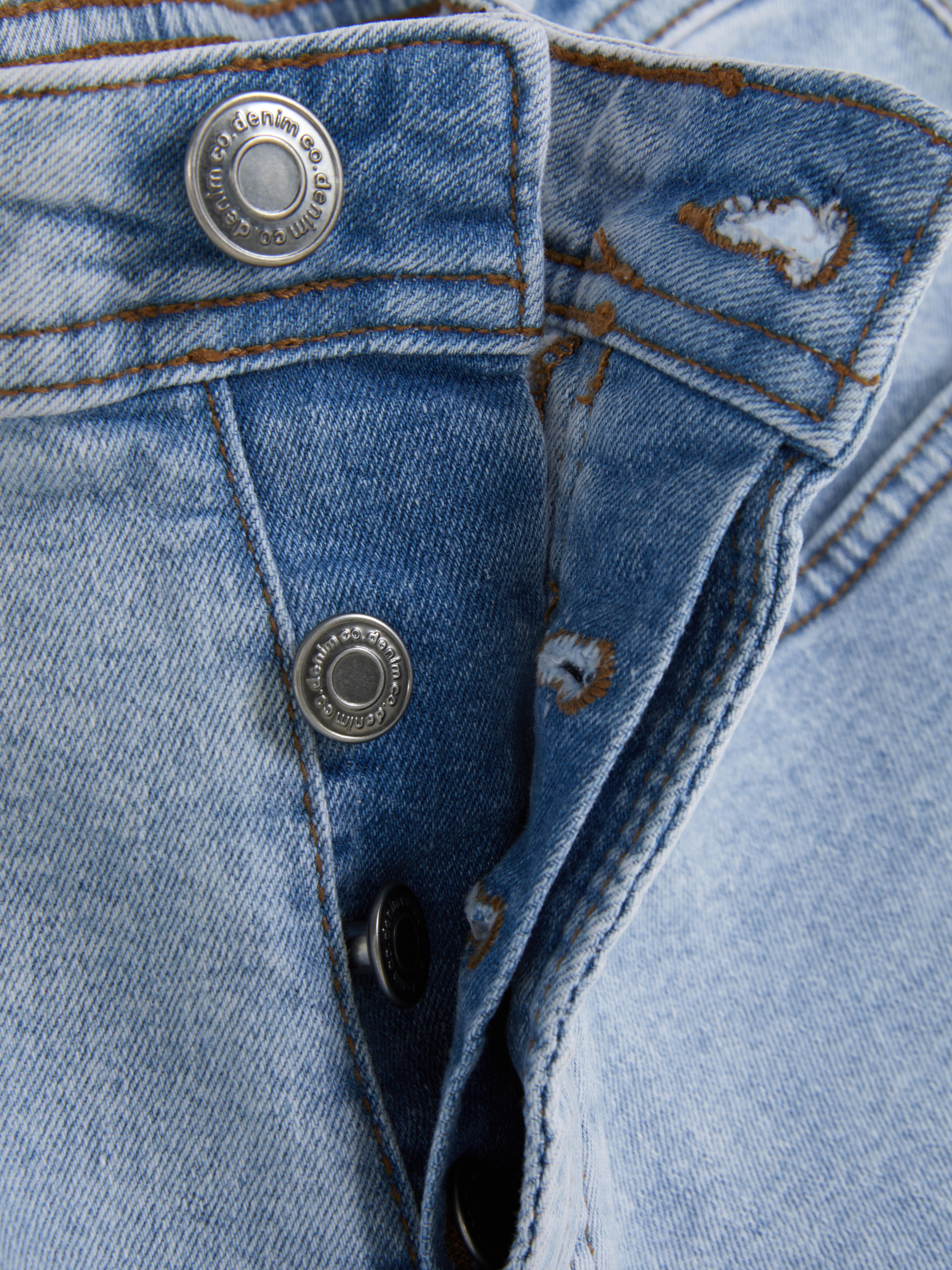 Gerade geschnittene Stretch-Jeans mit verdecktem Reißverschluss und fünf Taschen.