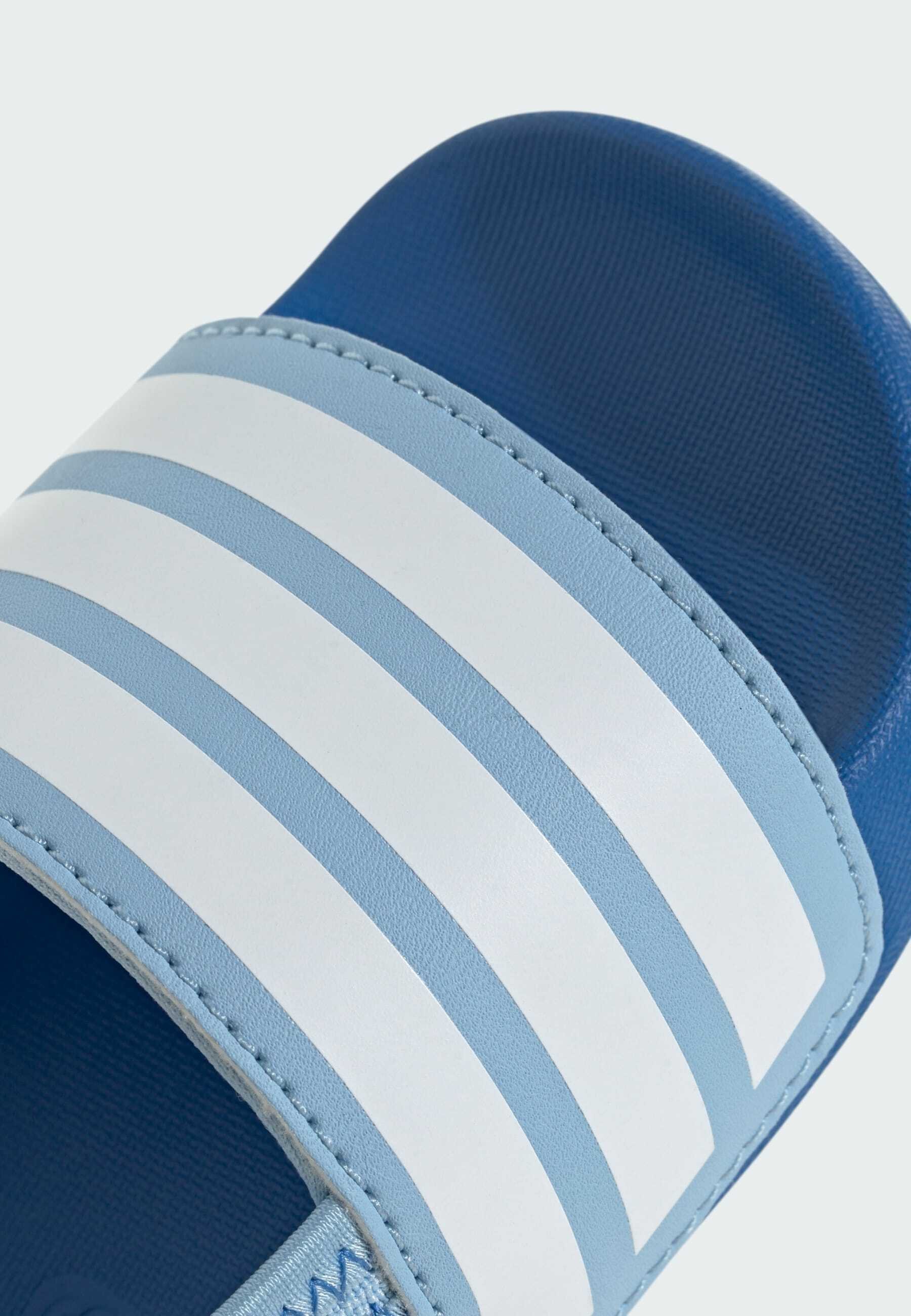 adidas Sportswear ADILETTE ESTRAP KIDS - Sandales de piscine - Blanc nuage clair bleu roi