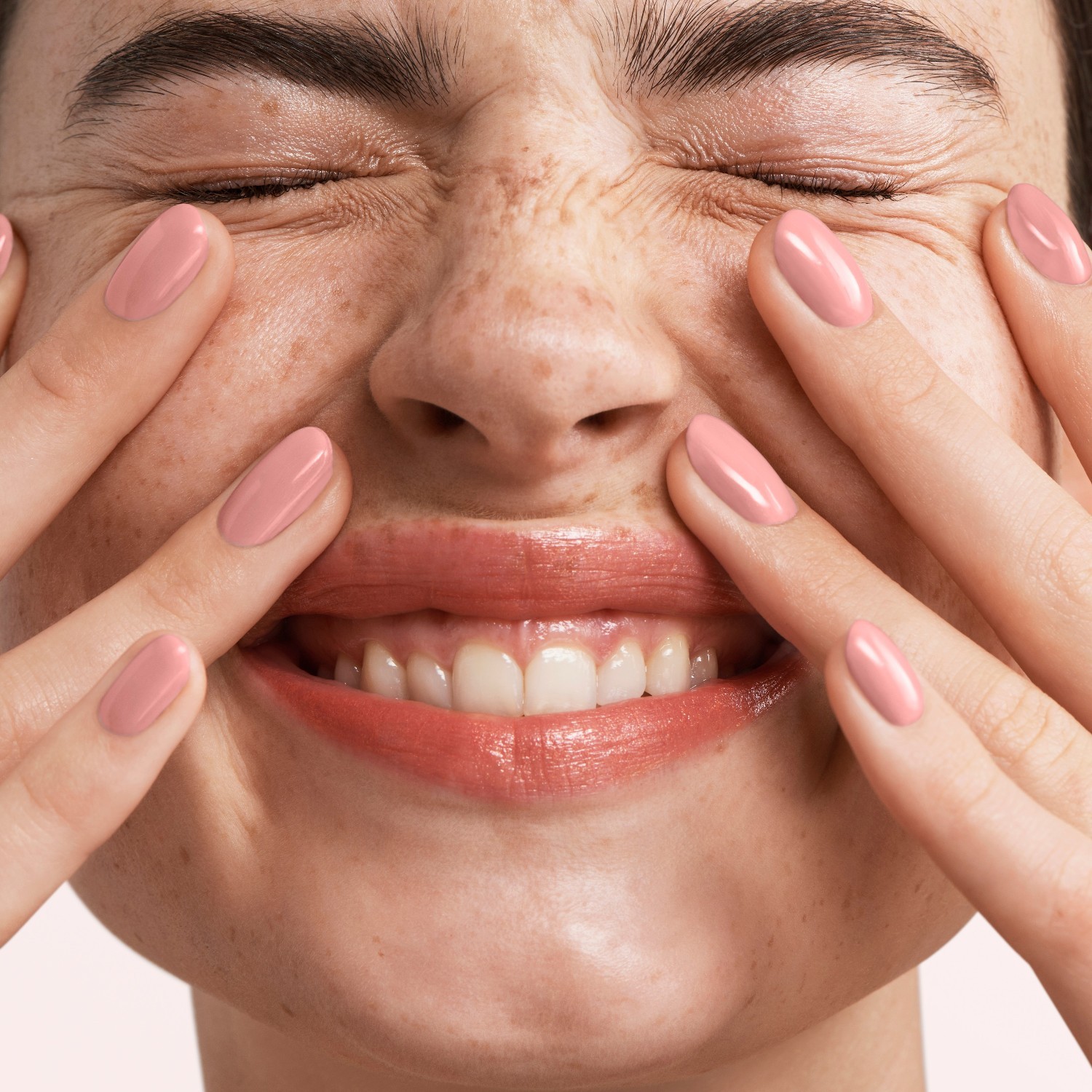 Rožinio gelinio UV nagų lako pagrindas – 15 ml
