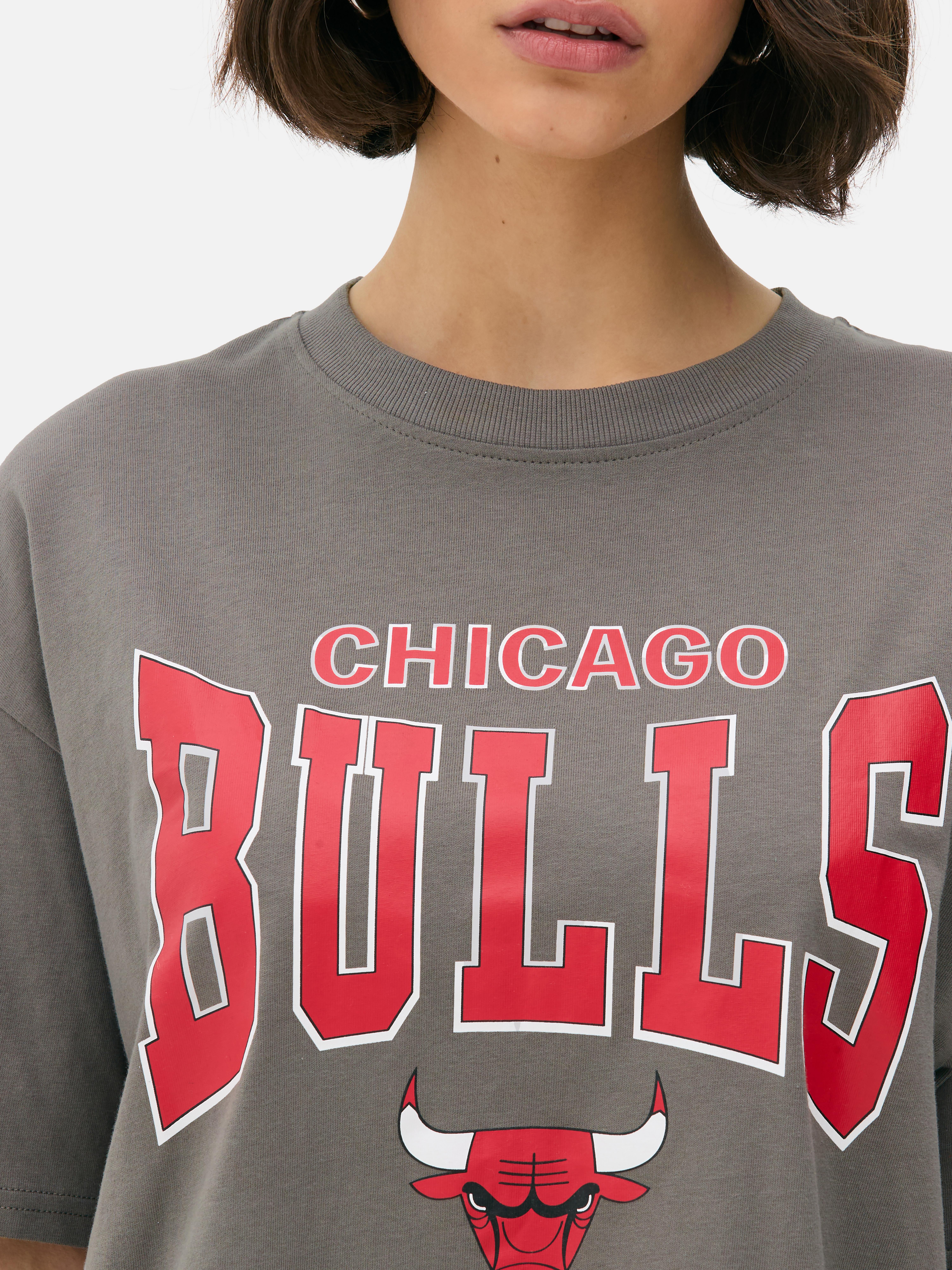 Tricou supradimensionat cu logo-ul NBA Chicago Bulls Tricou supradimensionat NBA cu guler rotund și mâneci scurte