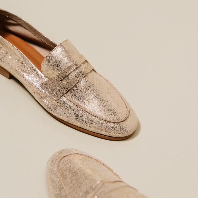 Mocassins à petits talons  en croute laminée platine