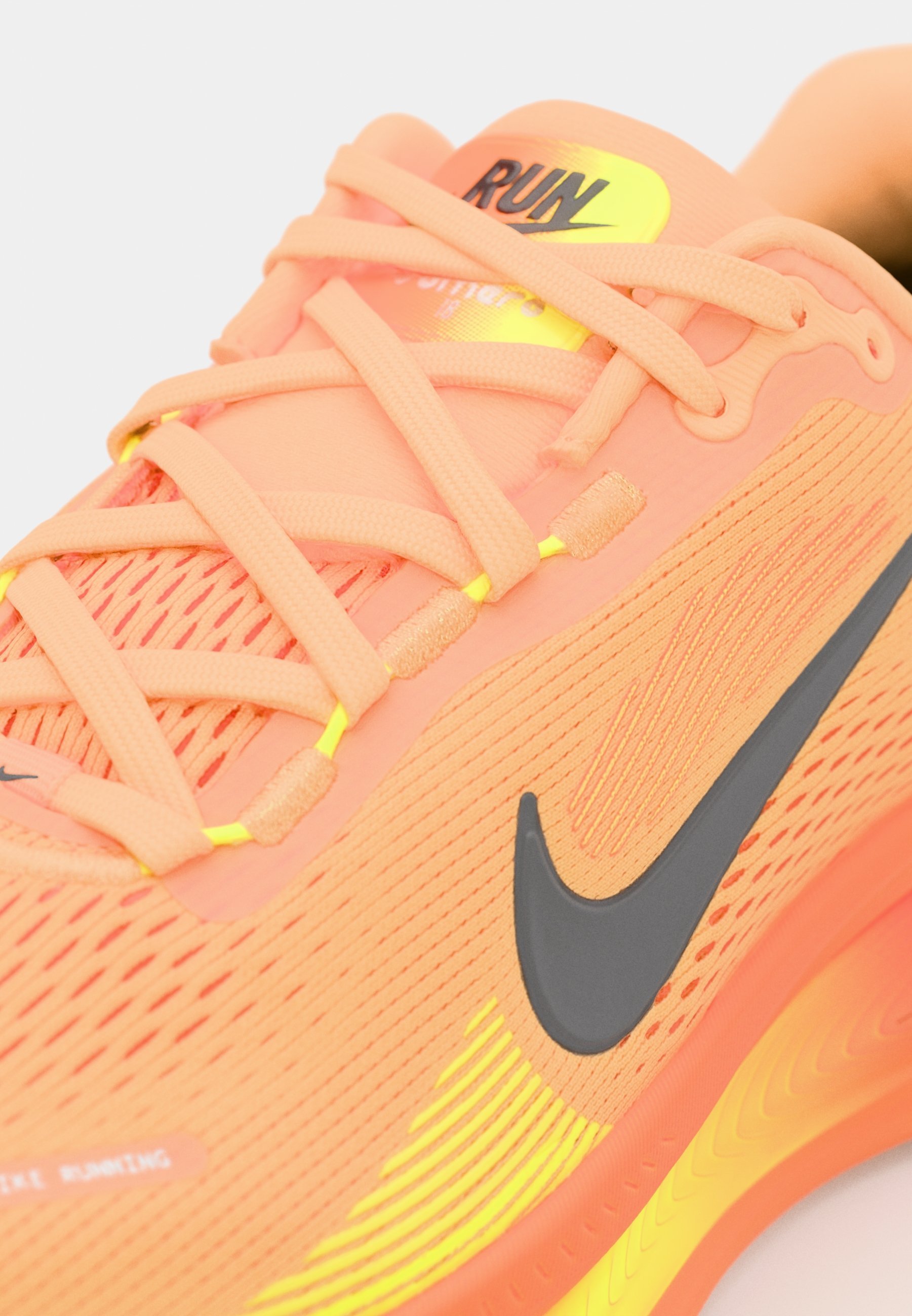 Nike Performance VOMERO 18 – buty do biegania po asfalcie – pomarańczowo-kremowe/czarne/total orange/volt/hyper crimson