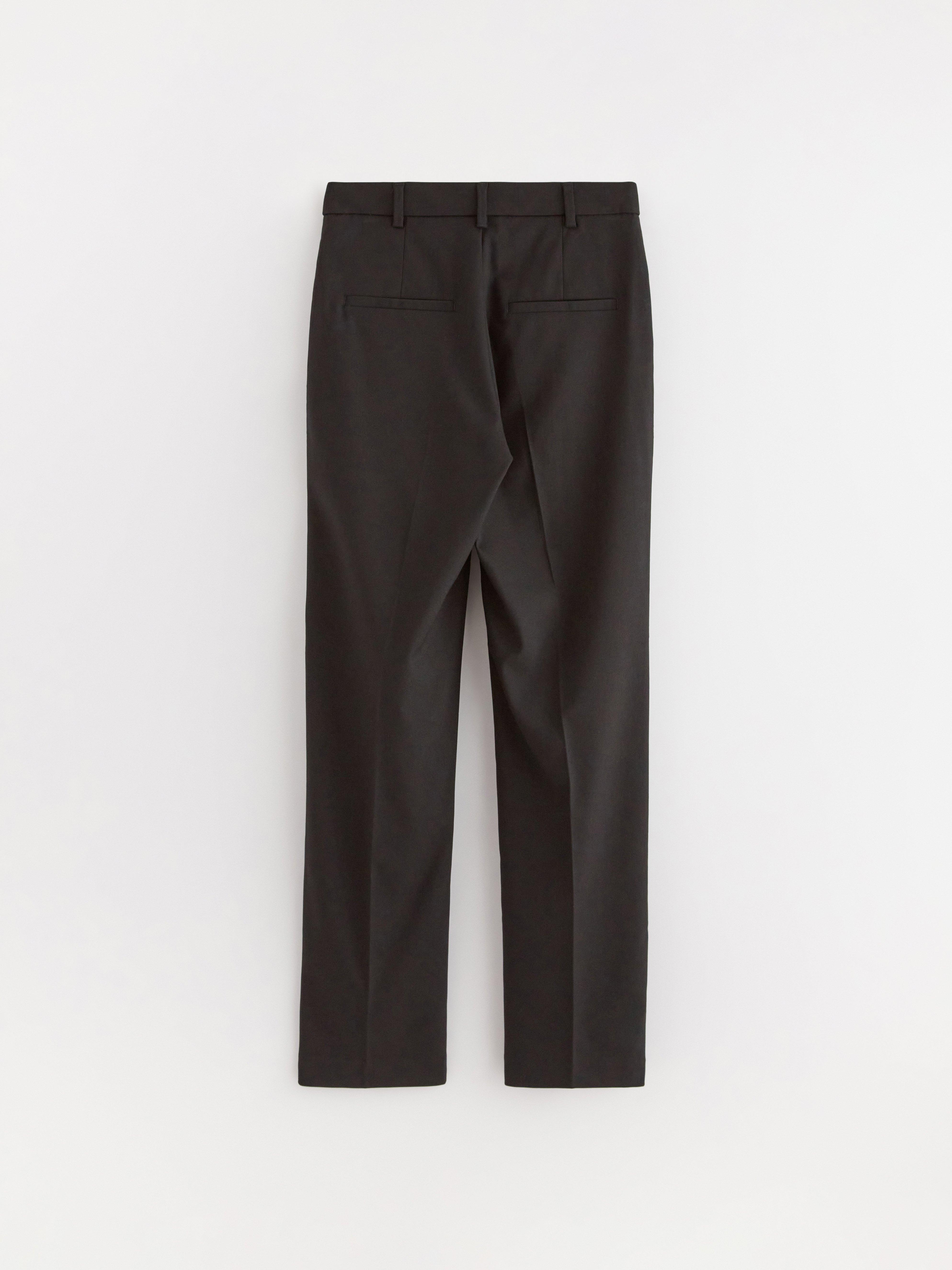 Pantalones cortos POLLY con perneras extralargas, color negro.