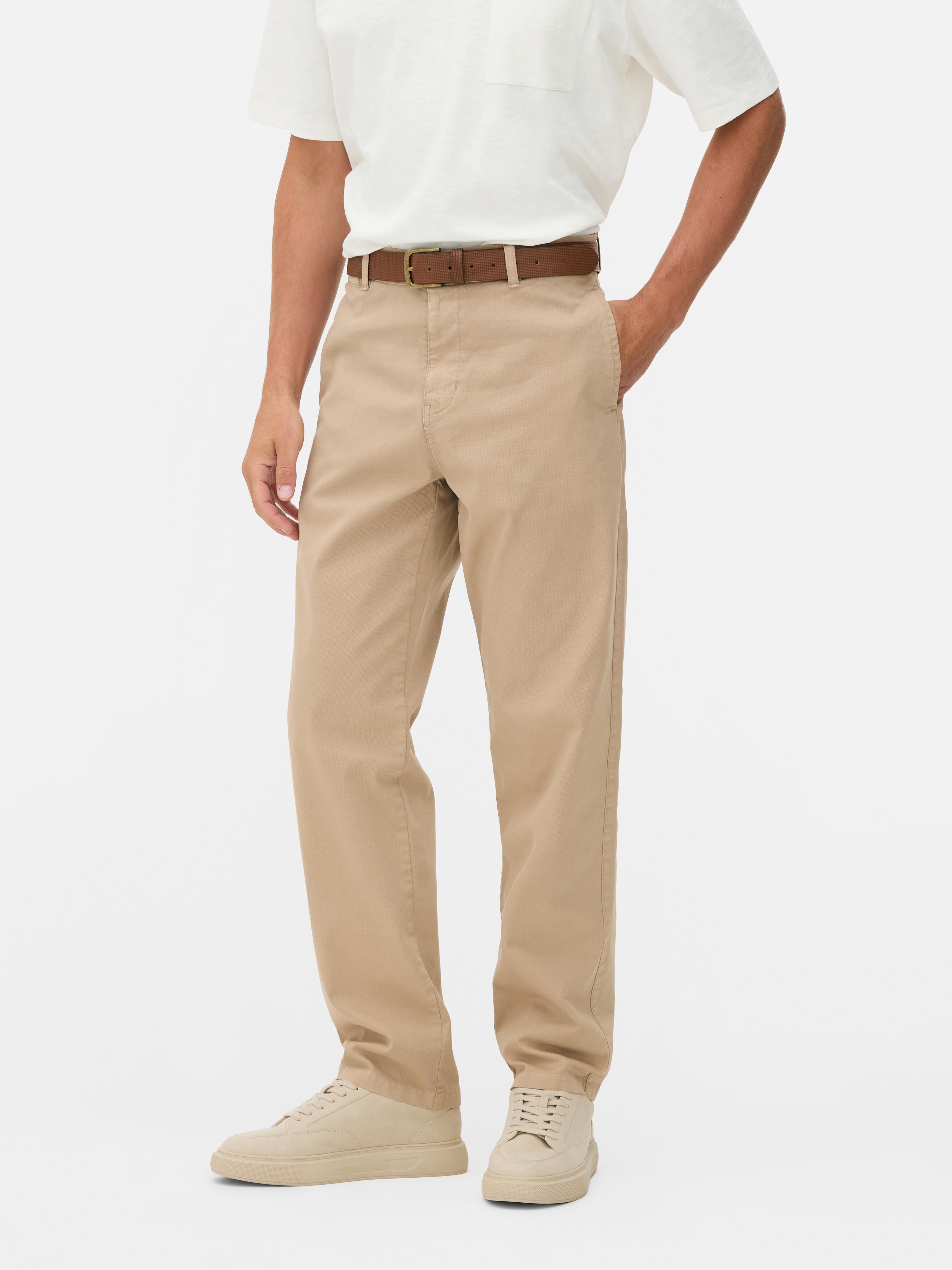 Pantalonii chino drepți Stronghold. Acești pantaloni chino din bumbac au picioare drepte și buzunare multiple.