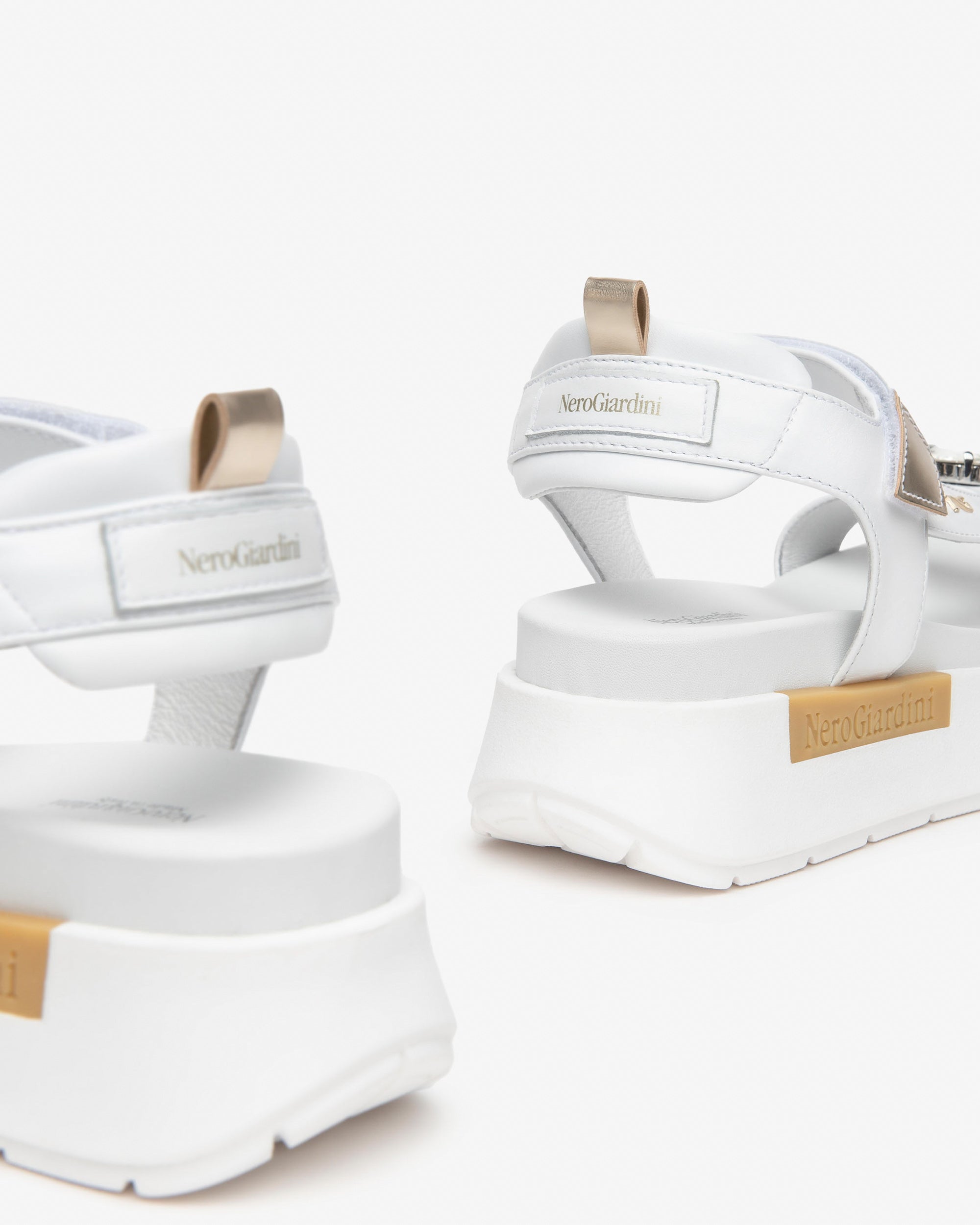  Damensandalen aus Leder und technischen Materialien