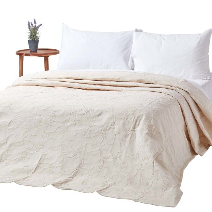 Colcha acolchada color crema con estampado floral arabesco en relieve - 260 x 260 cm