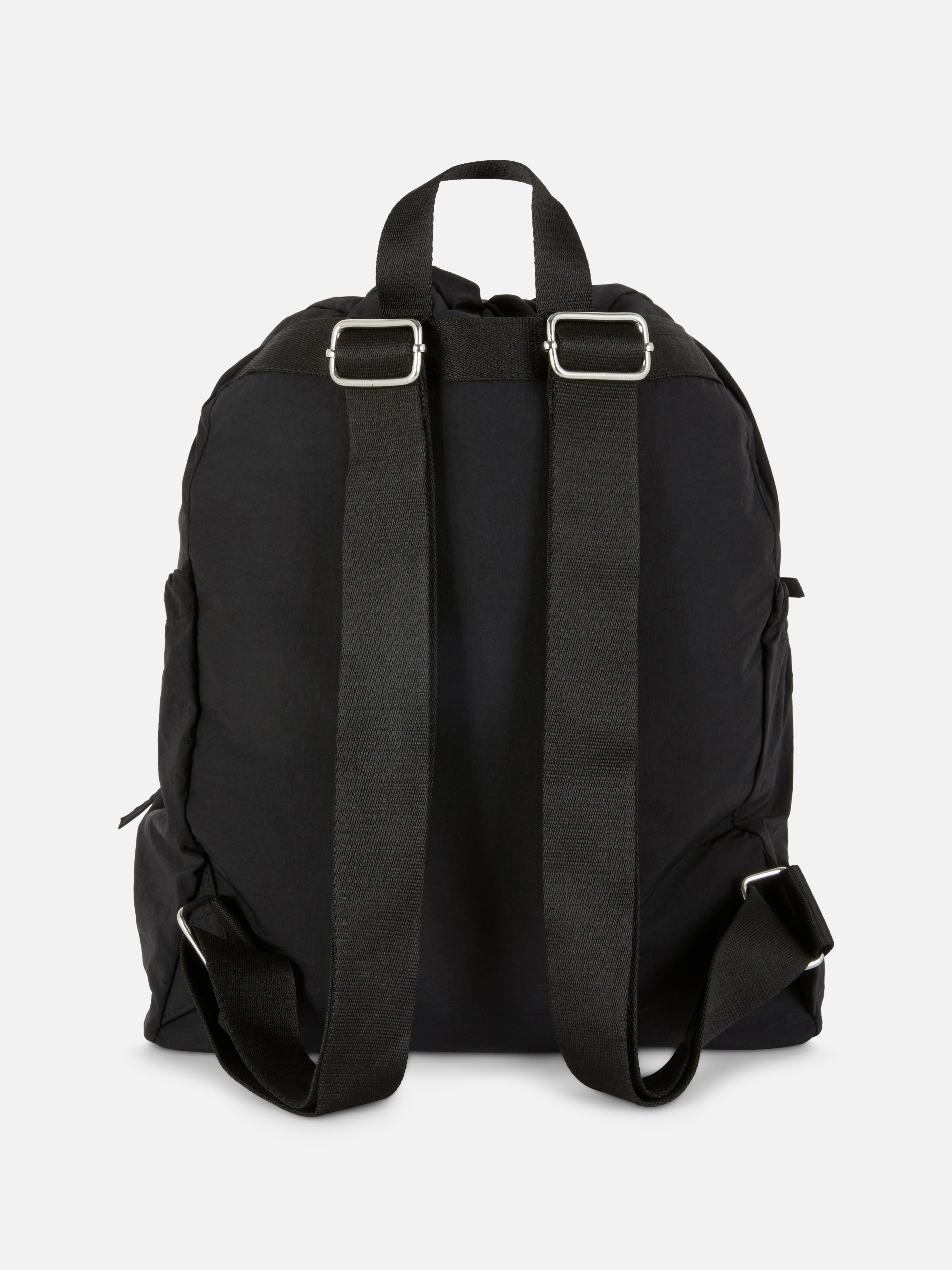 Rucksack mit Kordelzug und Bändern. Ein Rucksack mit Kordelzug, Tragegriff, verstellbaren Schultergurten und Bändern.